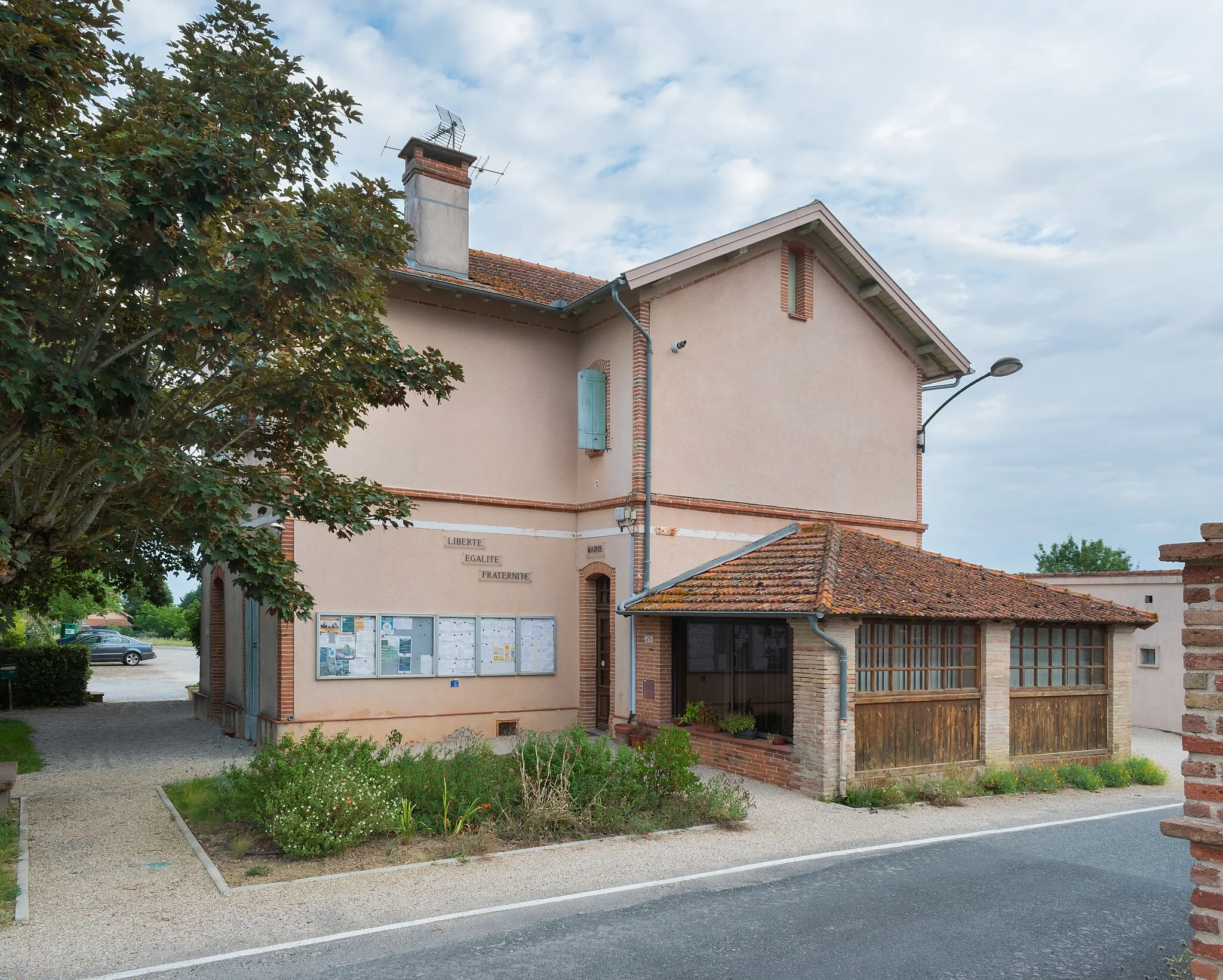 Photo showing: Town hall of Garrigues, Tarn, France