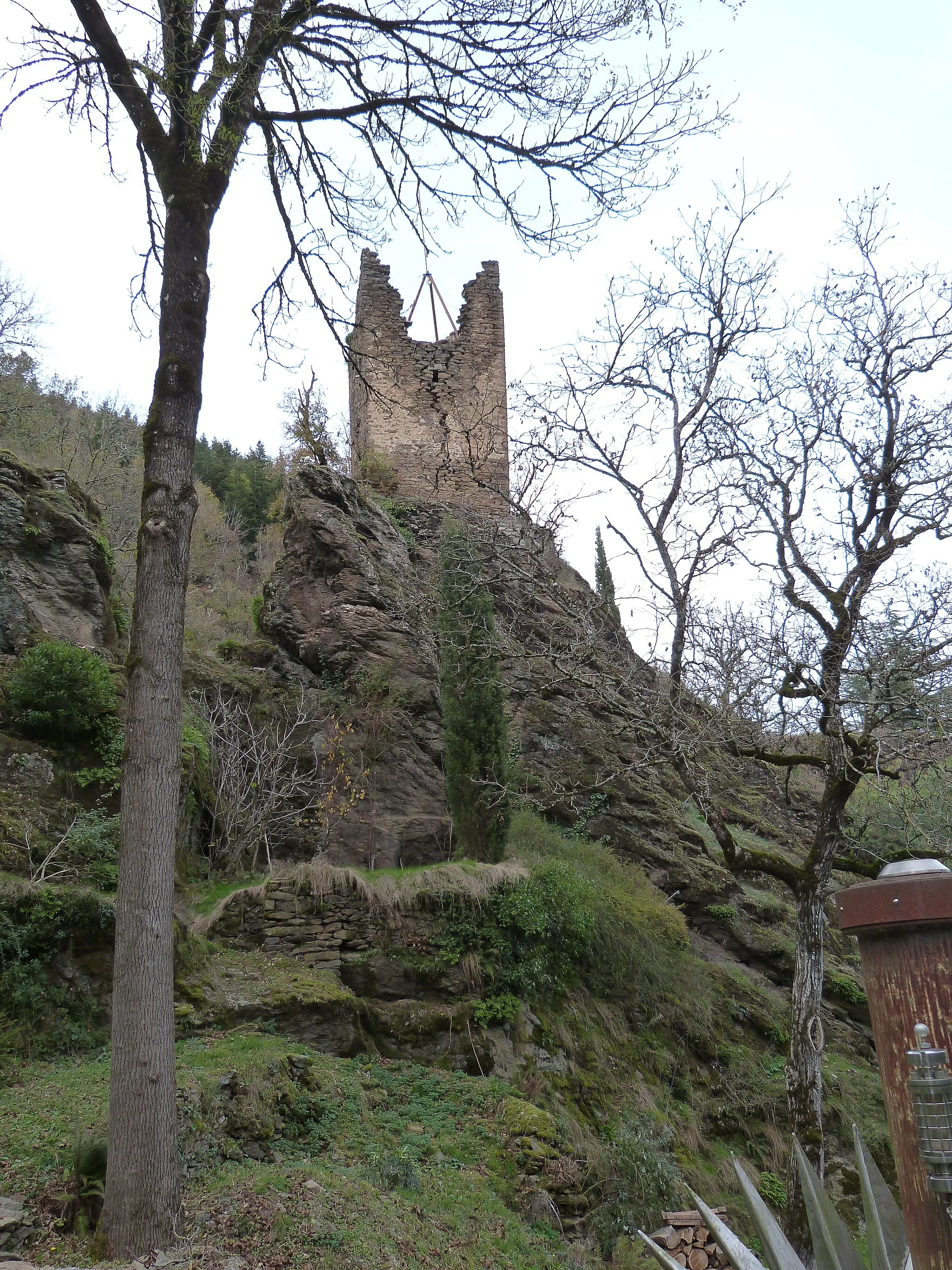 Photo showing: Tour carrée du château juché sur une arête de gneiss.  Ce château, monument historique, est répertorié dans la base Mérimée sous le numéro PA00095568