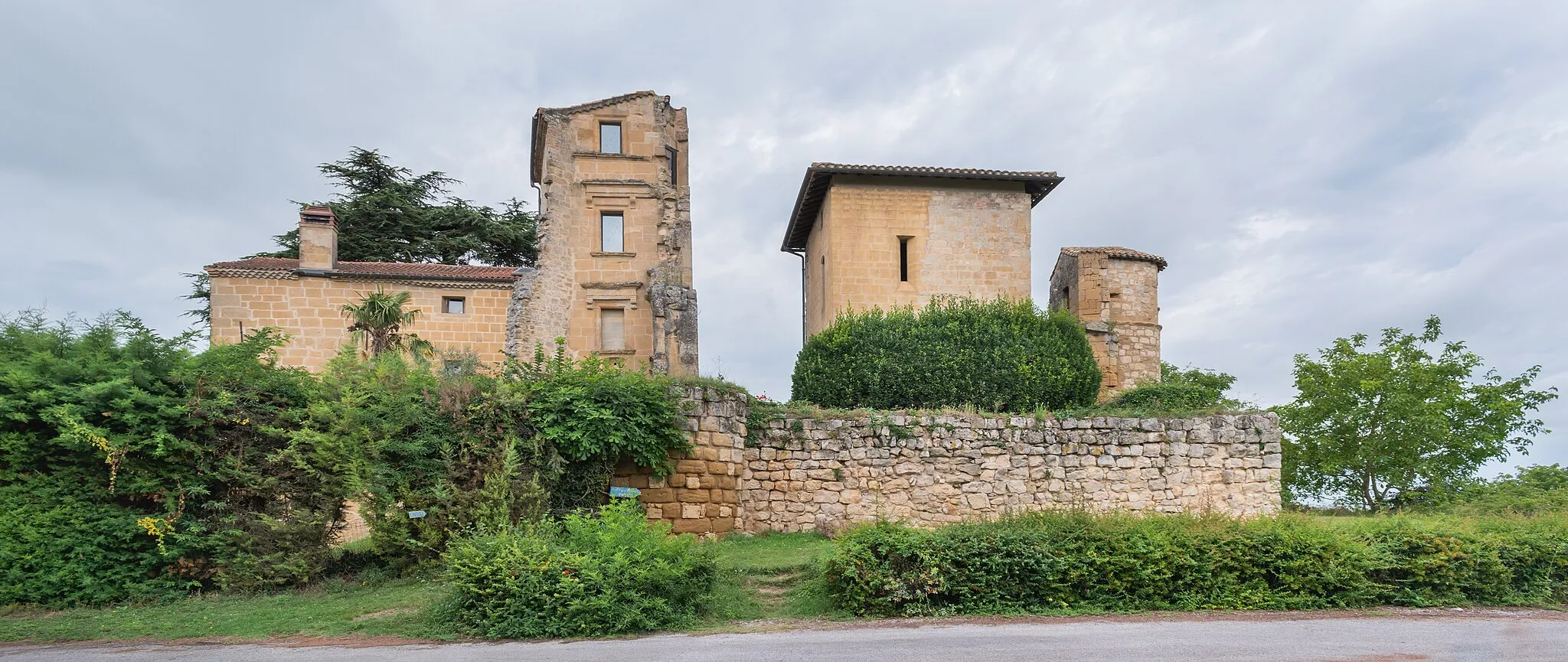 Photo showing: This building is inscrit au titre des monuments historiques de la France. It is indexed in the base Mérimée, a database of architectural heritage maintained by the French Ministry of Culture, under the reference PA00095596 .