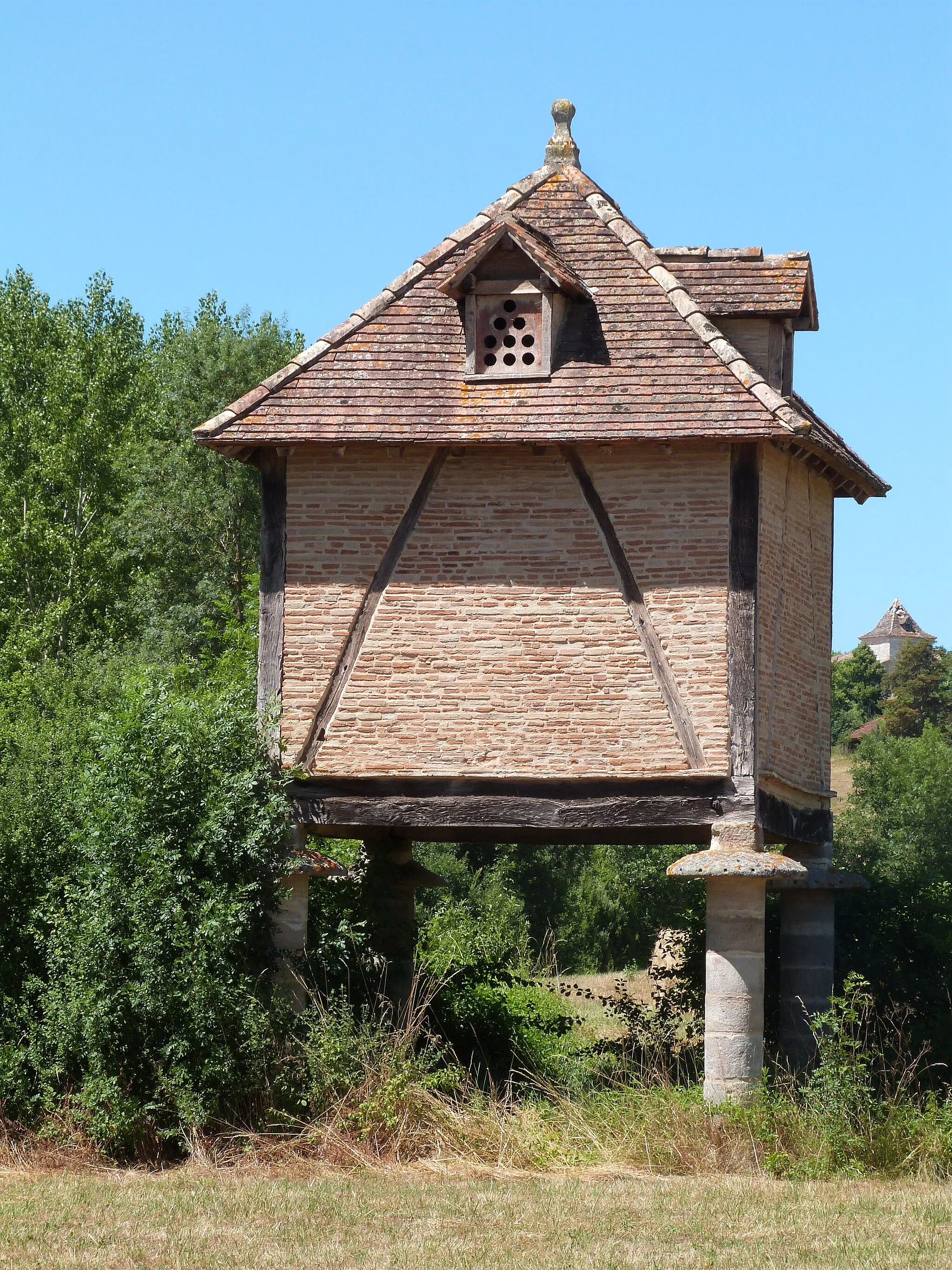 Photo showing: Pigeonnier sur piliers de pierre (Le Verdier, Tarn)
