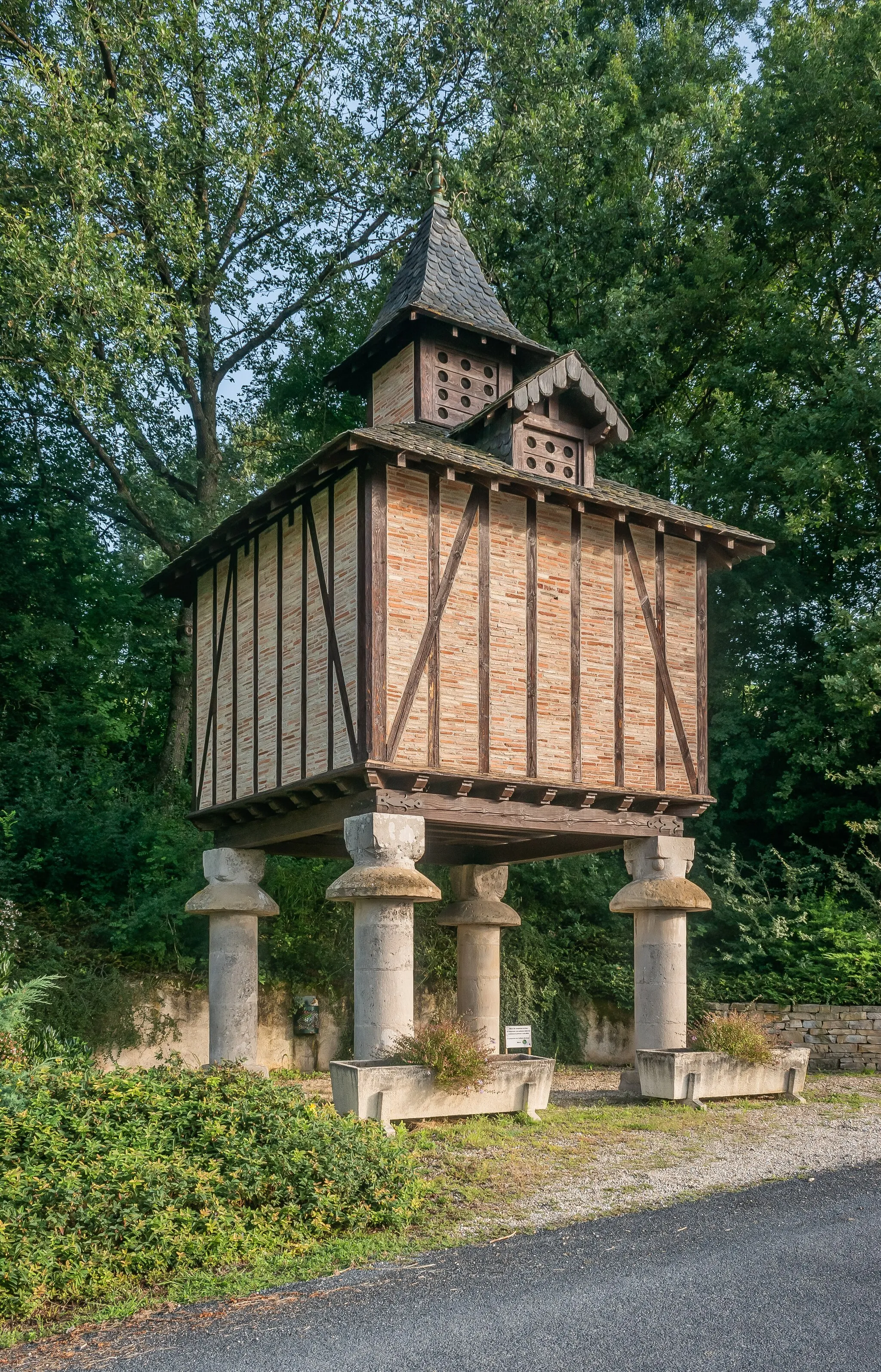 Photo showing: Dovecote in Lescout, Tarn, France