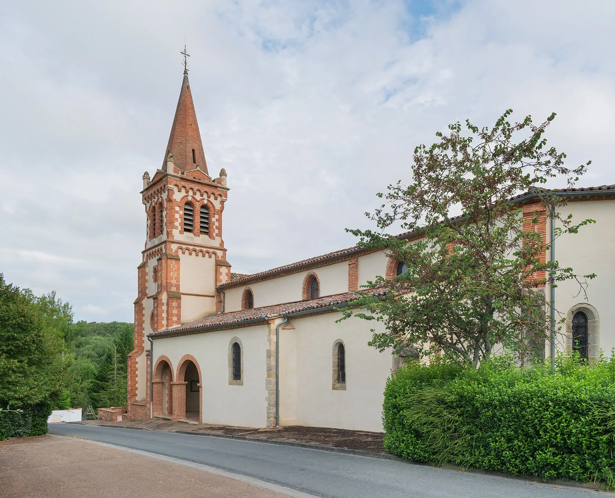 Photo showing: Salvator church in Marzens, Tarn, France