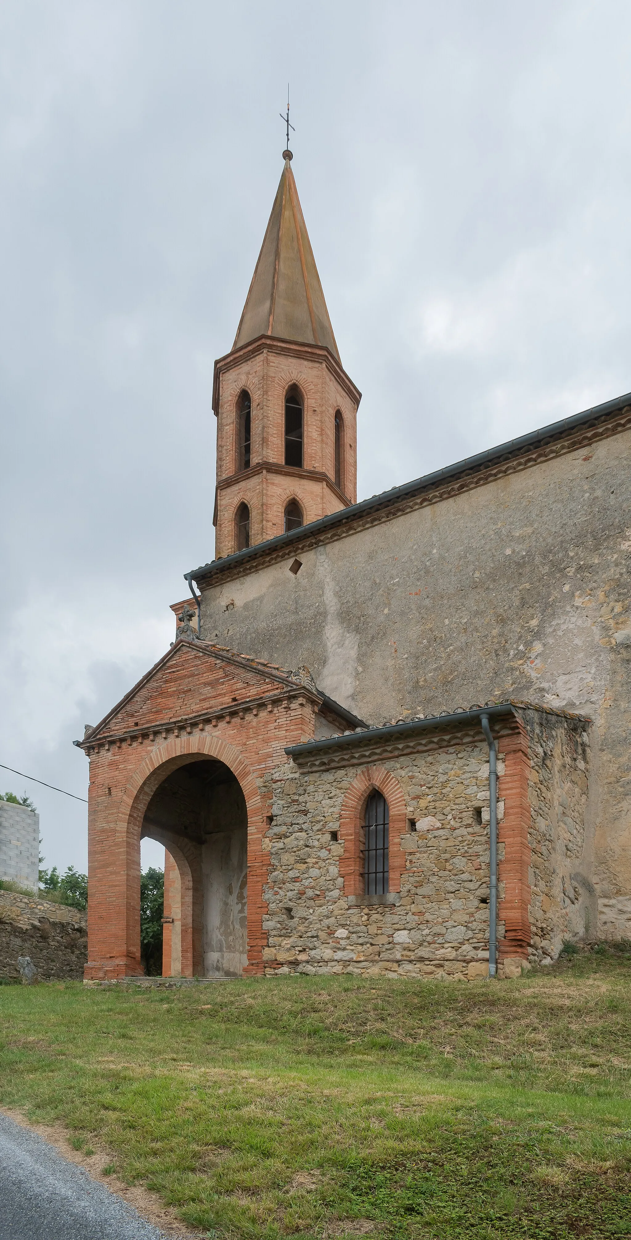 Photo showing: This building is inscrit au titre des monuments historiques de la France. It is indexed in the base Mérimée, a database of architectural heritage maintained by the French Ministry of Culture, under the reference PA00095609 .