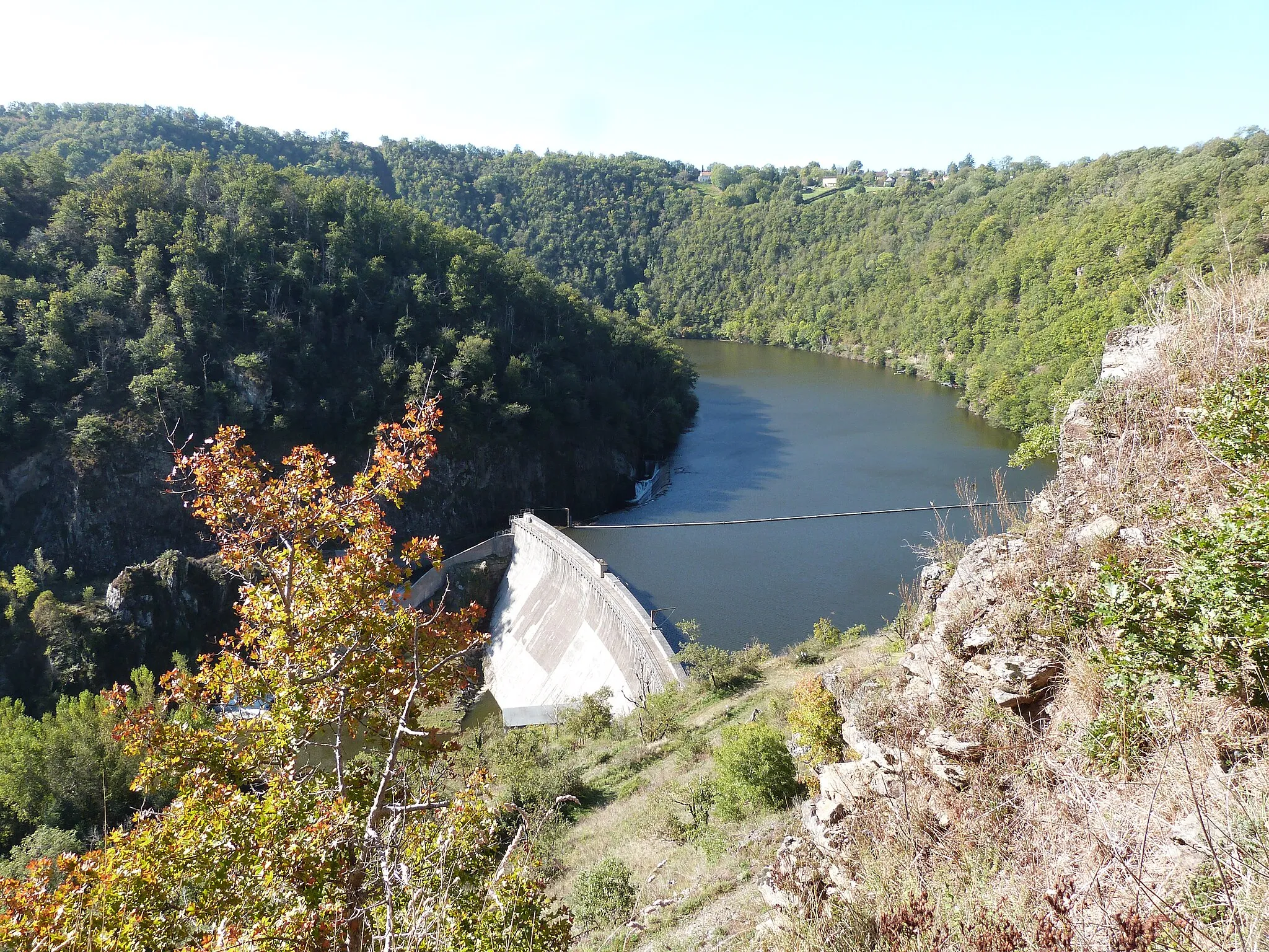 Photo showing: Côté amont du barrage de Thuriès