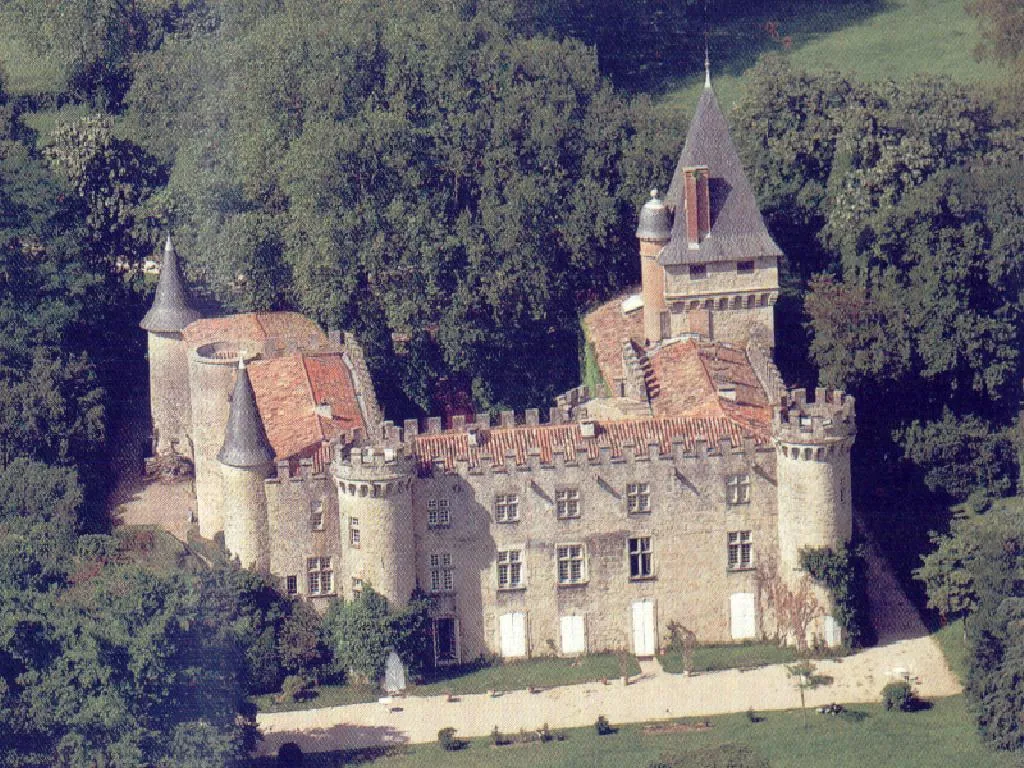 Photo showing: Aerial picture of the chateau of Montespieu in Naves, France.