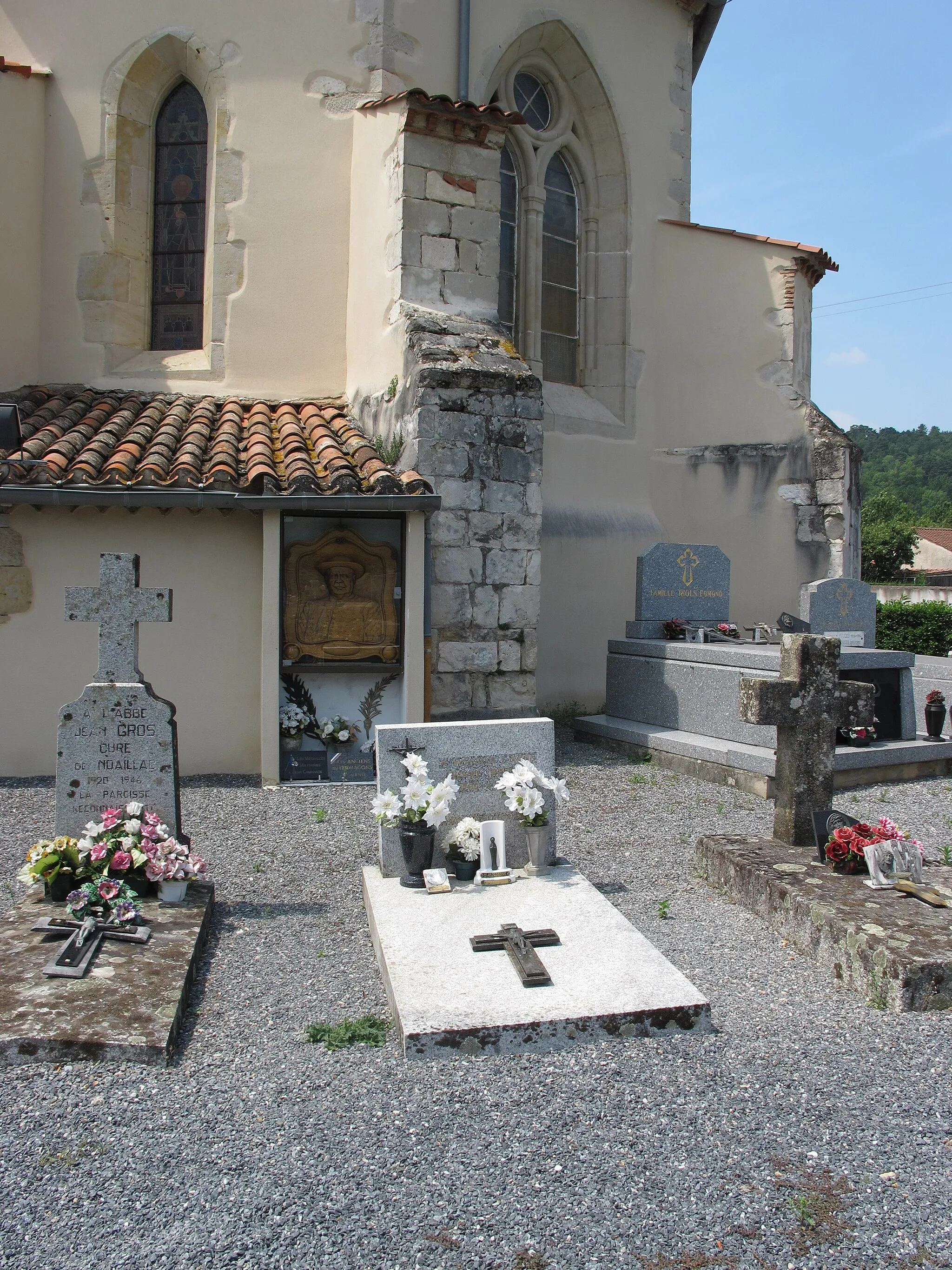 Photo showing: Tombe de l'abbé Pistre situé au chevet de l'église Notre-Dame de Noailhac dans le Tarn. La tombe indique 1980 comme année de décès.