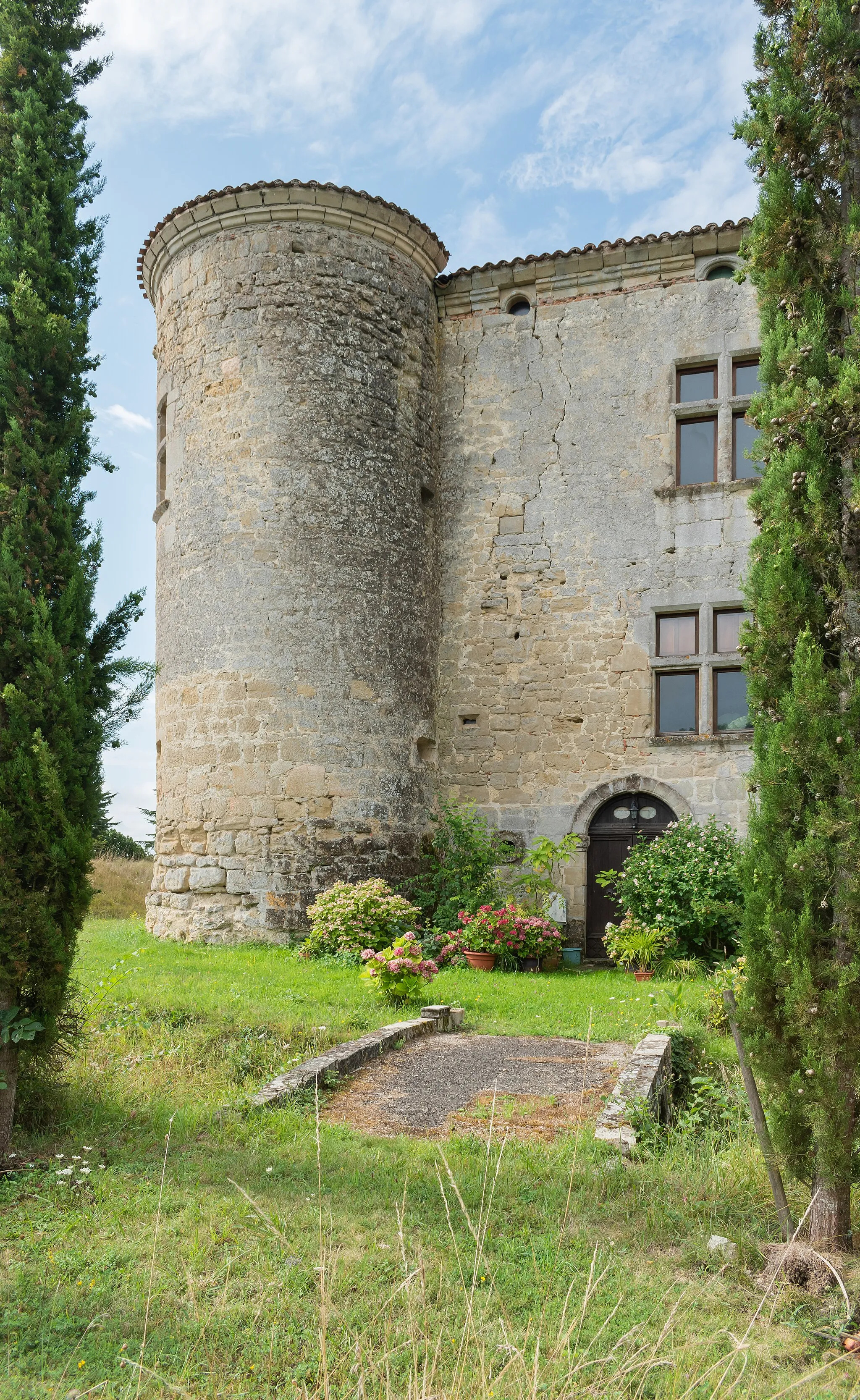 Photo showing: This building is inscrit au titre des monuments historiques de la France. It is indexed in the base Mérimée, a database of architectural heritage maintained by the French Ministry of Culture, under the reference PA00095626 .
