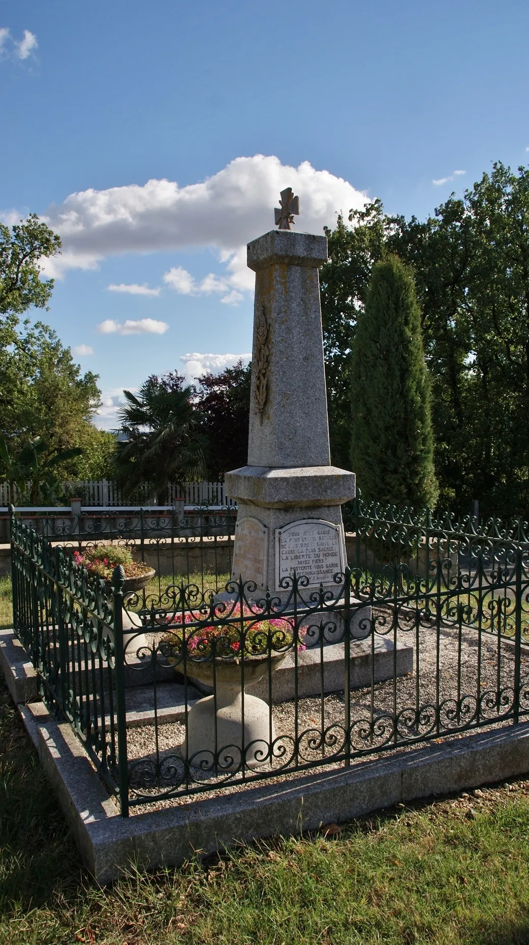 Photo showing: Monument aux morts de Saint-Genest-de-Contest (81).