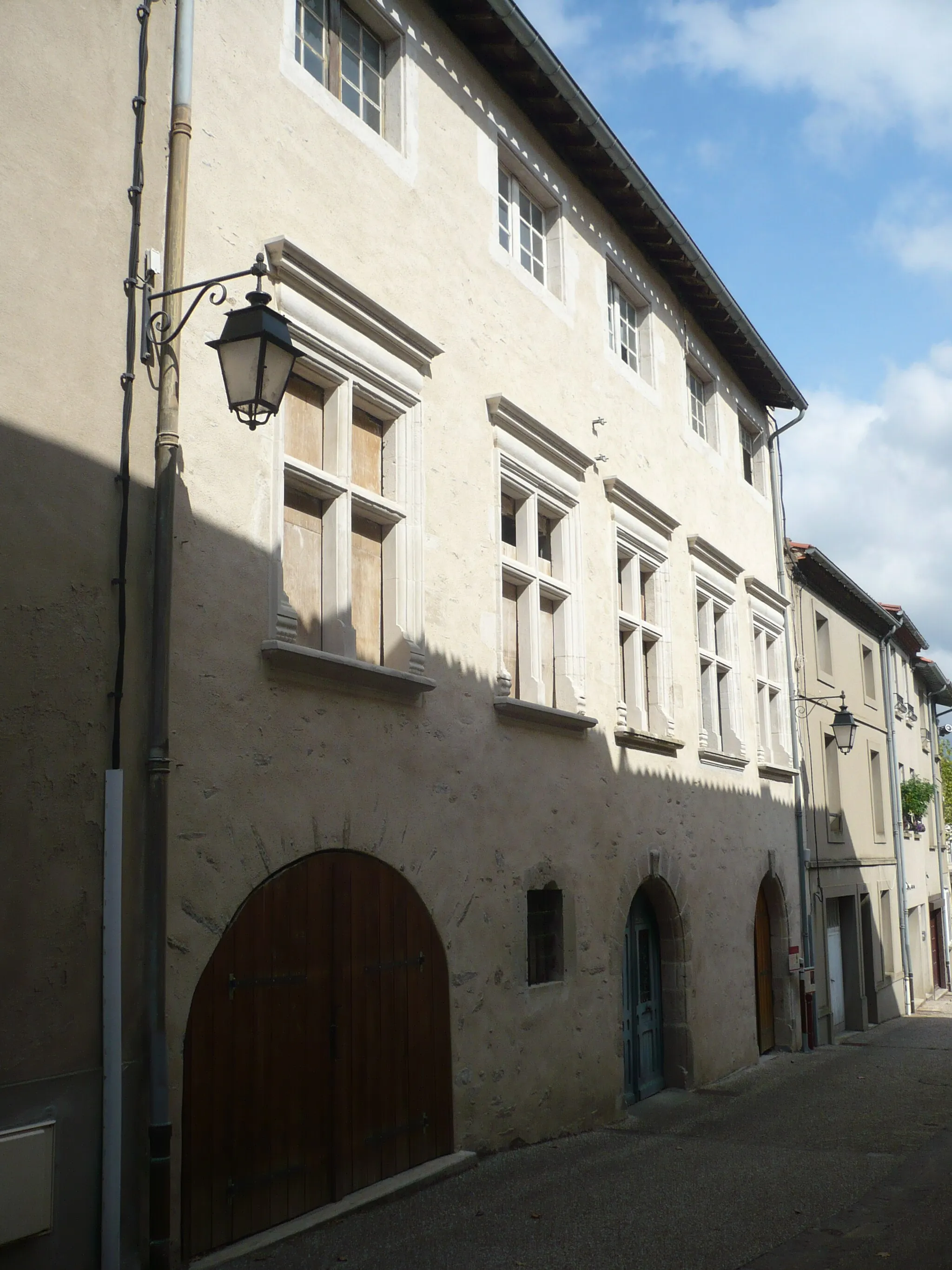 Photo showing: Bâtiment ayant servi de caserne, de gendarmerie puis d'hôtel de Ville du XVIe et XVIIe siècle sur la commune de Saint-Amans-Soult dans le département français du Tarn.