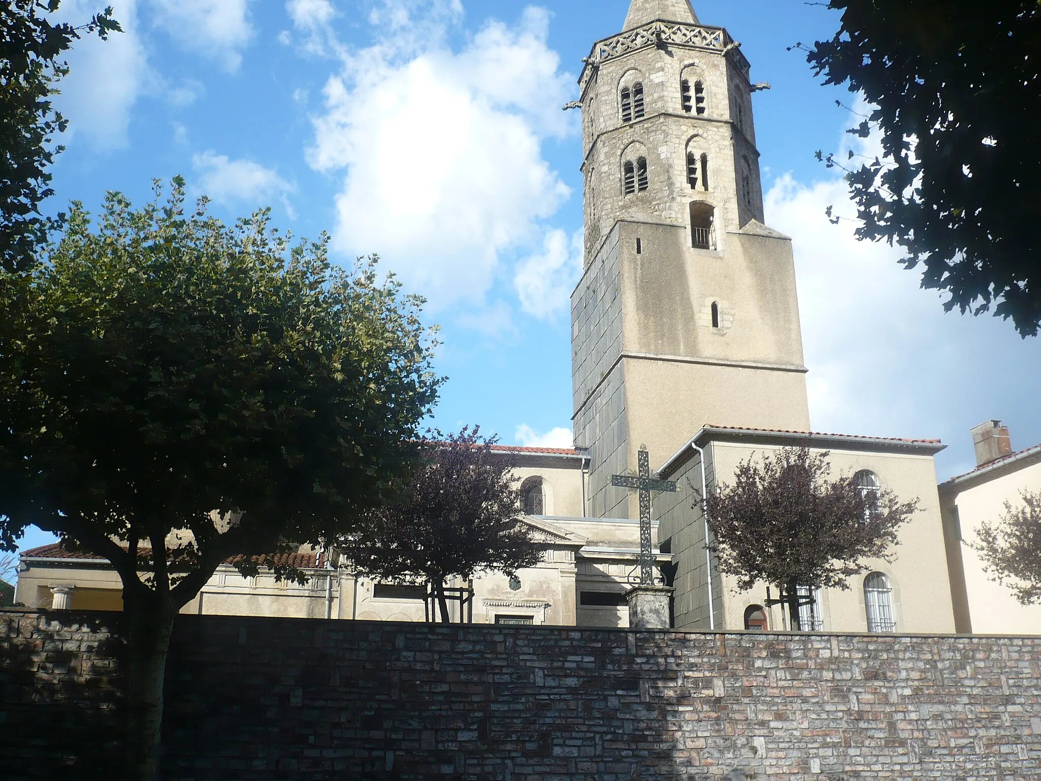 Photo showing: Église du XIIIe siècle plusieurs fois détruites pendant les guerres de religions sur la commune de Saint-Amans-Soult dans le département français du Tarn.