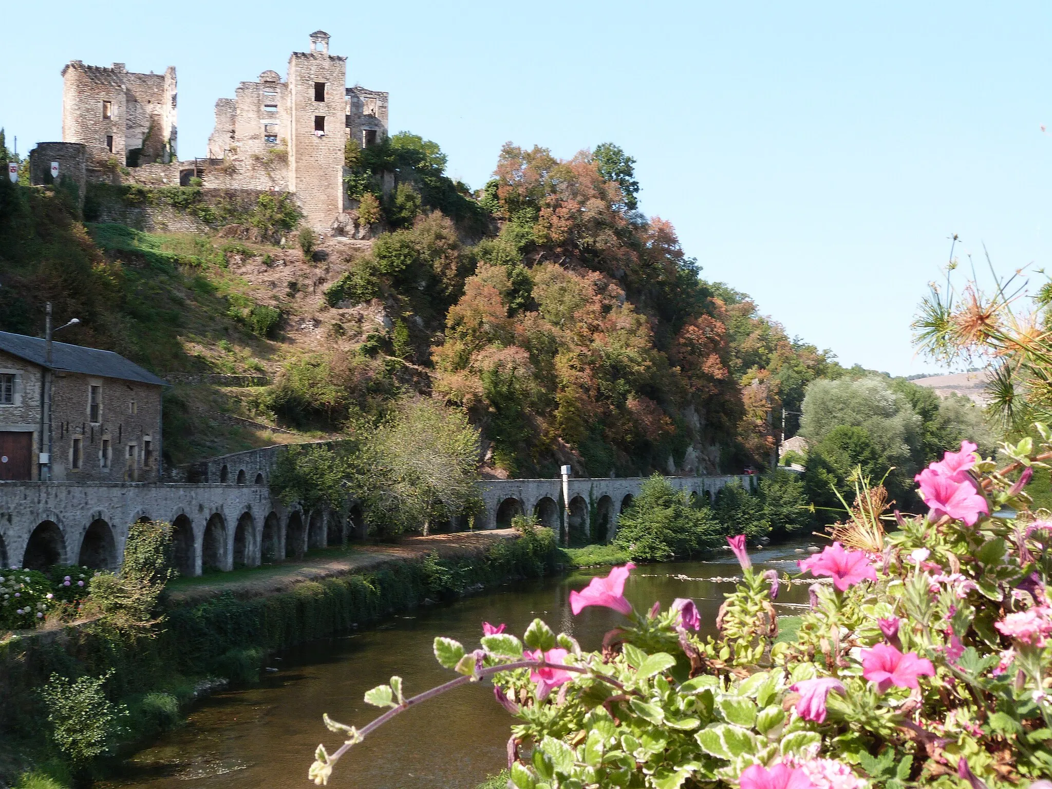 Photo showing: Château de Saint-Martin-Laguépie vu depuis le pont sut le Viaur