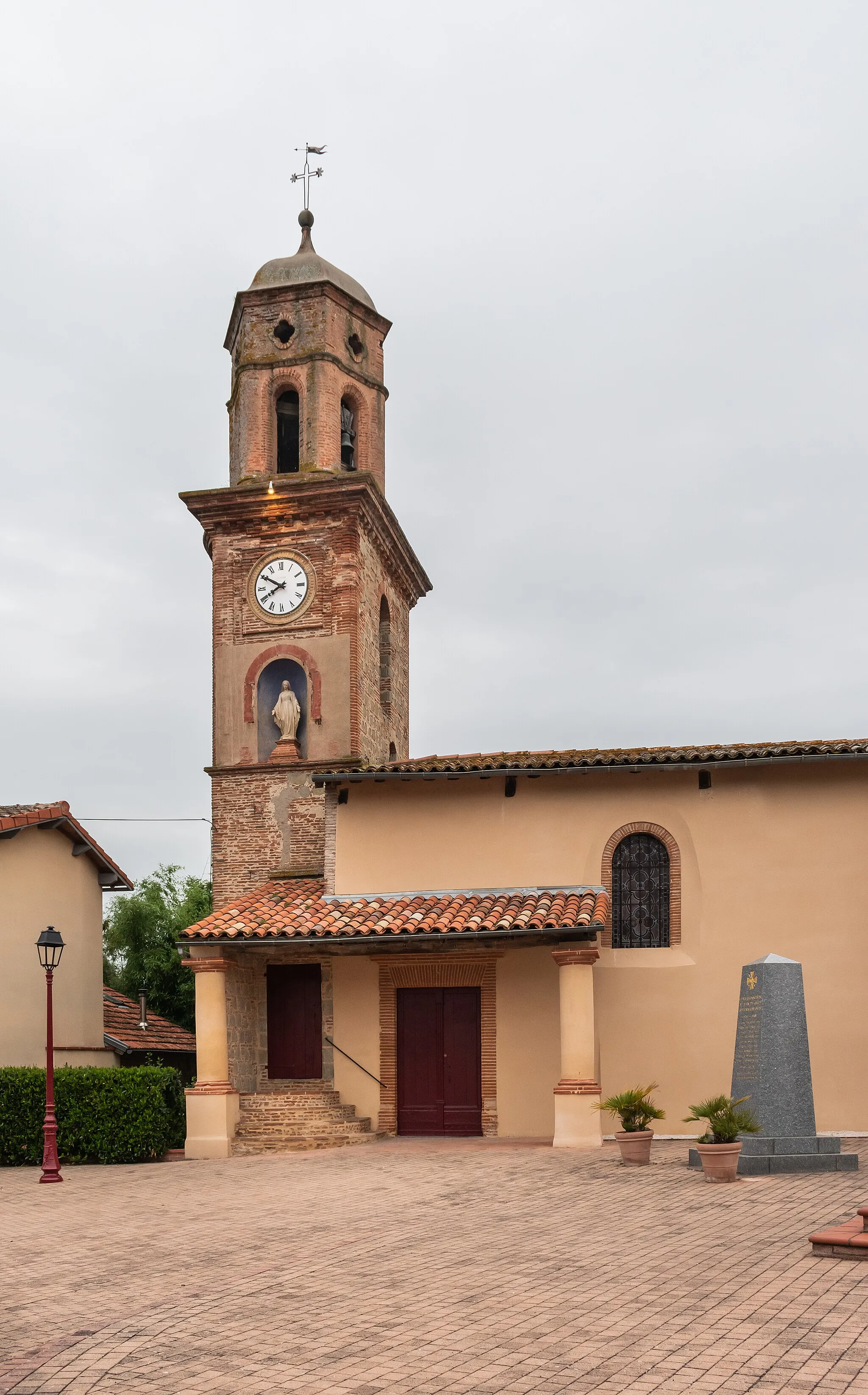 Photo showing: Saint John the Evangelist church in Saint-Jean-de-Rives, Tarn, France