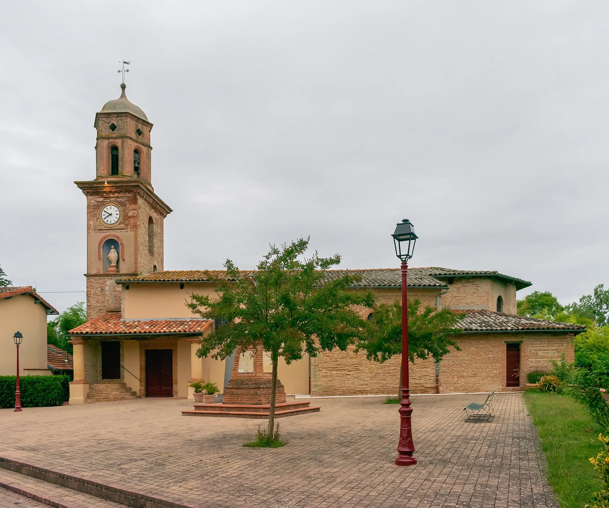 Photo showing: Saint John the Evangelist church in Saint-Jean-de-Rives, Tarn, France