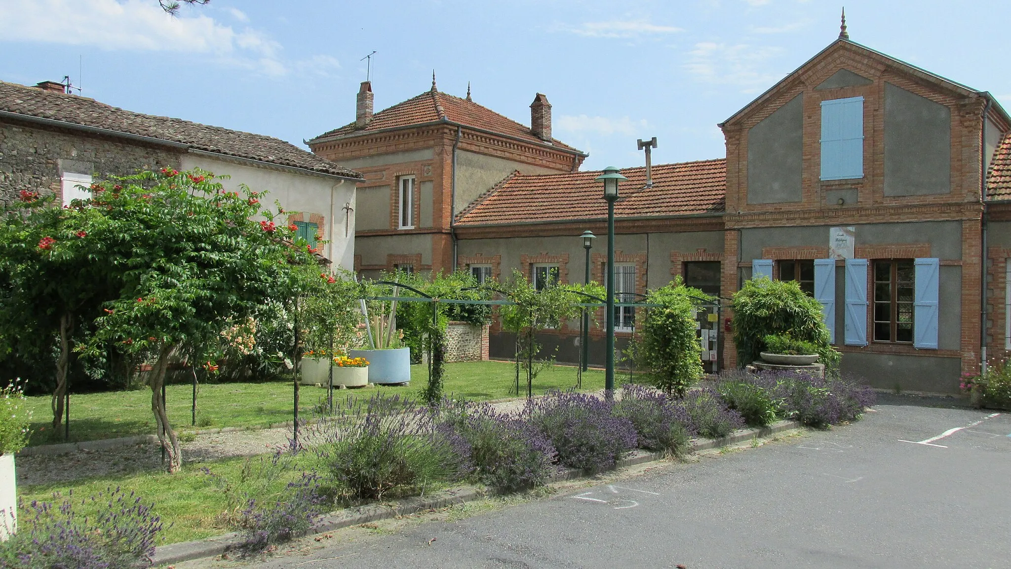 Photo showing: L'école publique