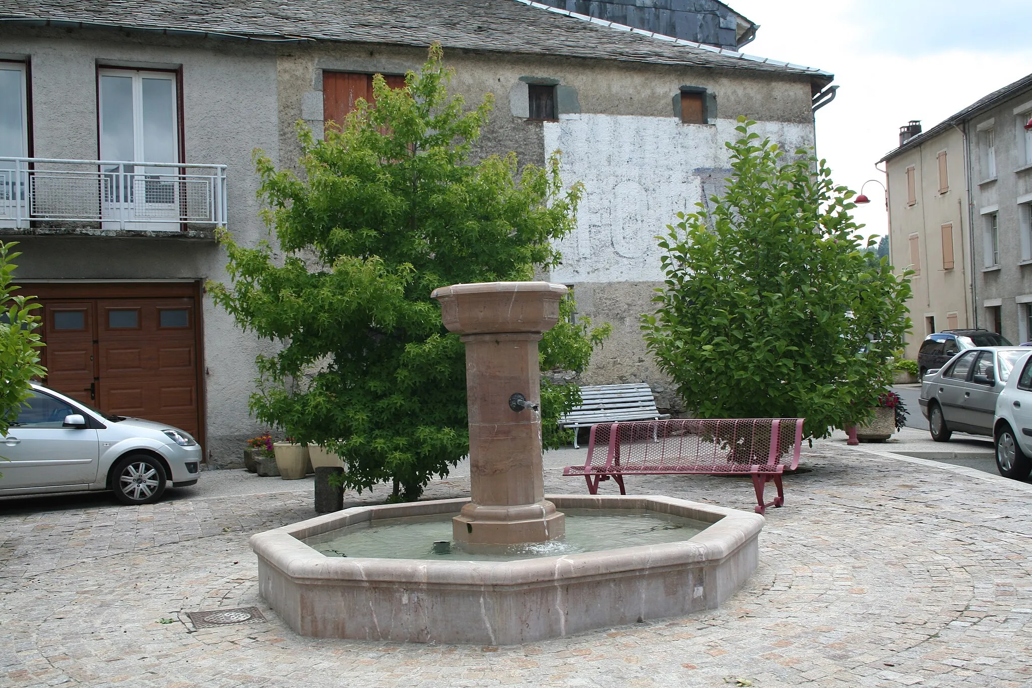 Photo showing: Viane (Tarn) - fontaine.