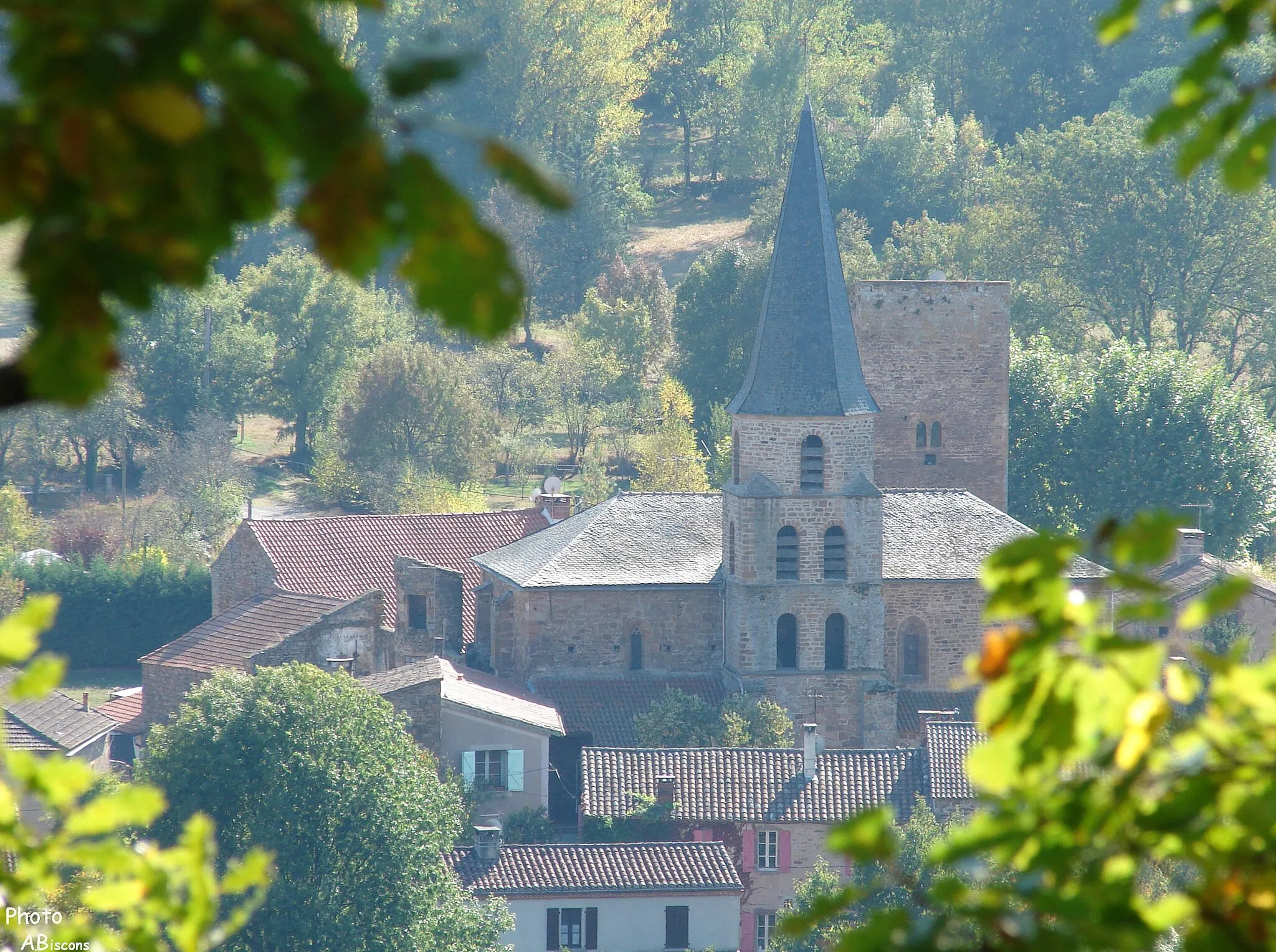 Photo showing: église du village  tour-donjon