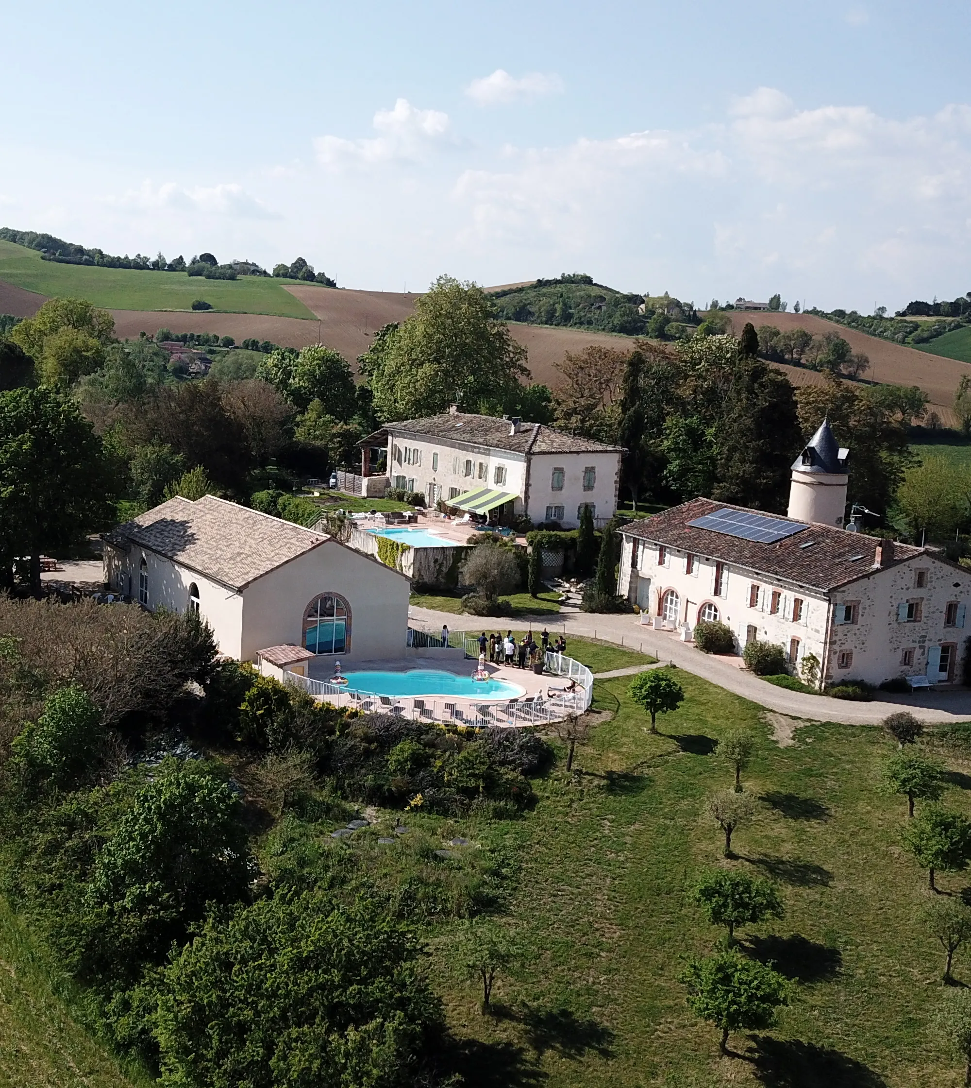 Photo showing: Vue d'ensemble du Domaine, avec sa salle de réception où l'on célèbre mariage, anniversaire, séminaire jusqu'à 150 personnes...
Le gite de 700m²  et la maison d'hôte l'ensemble composé de 13 chambres et accueillant 35 personnes en résidentiel