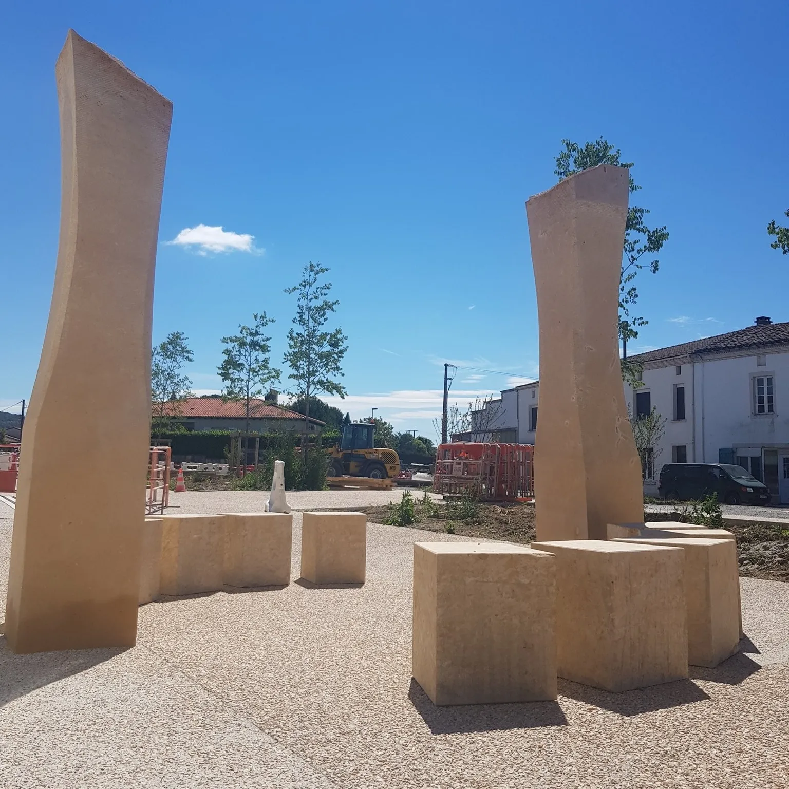 Photo showing: Monument, dolmen contemporain symbole de l'agriculture sur le territoire, reliant les deux premiers lieux de rassemblements humains de la commune ( le dolmen du Gouty et l'église de Valderiè)s sur l'axe Est/Ouest du lever du soleil au coucher. Déployant sur cette chronologie du temps le néolithique et le christianisme rappelant l'identité de Valderiès.