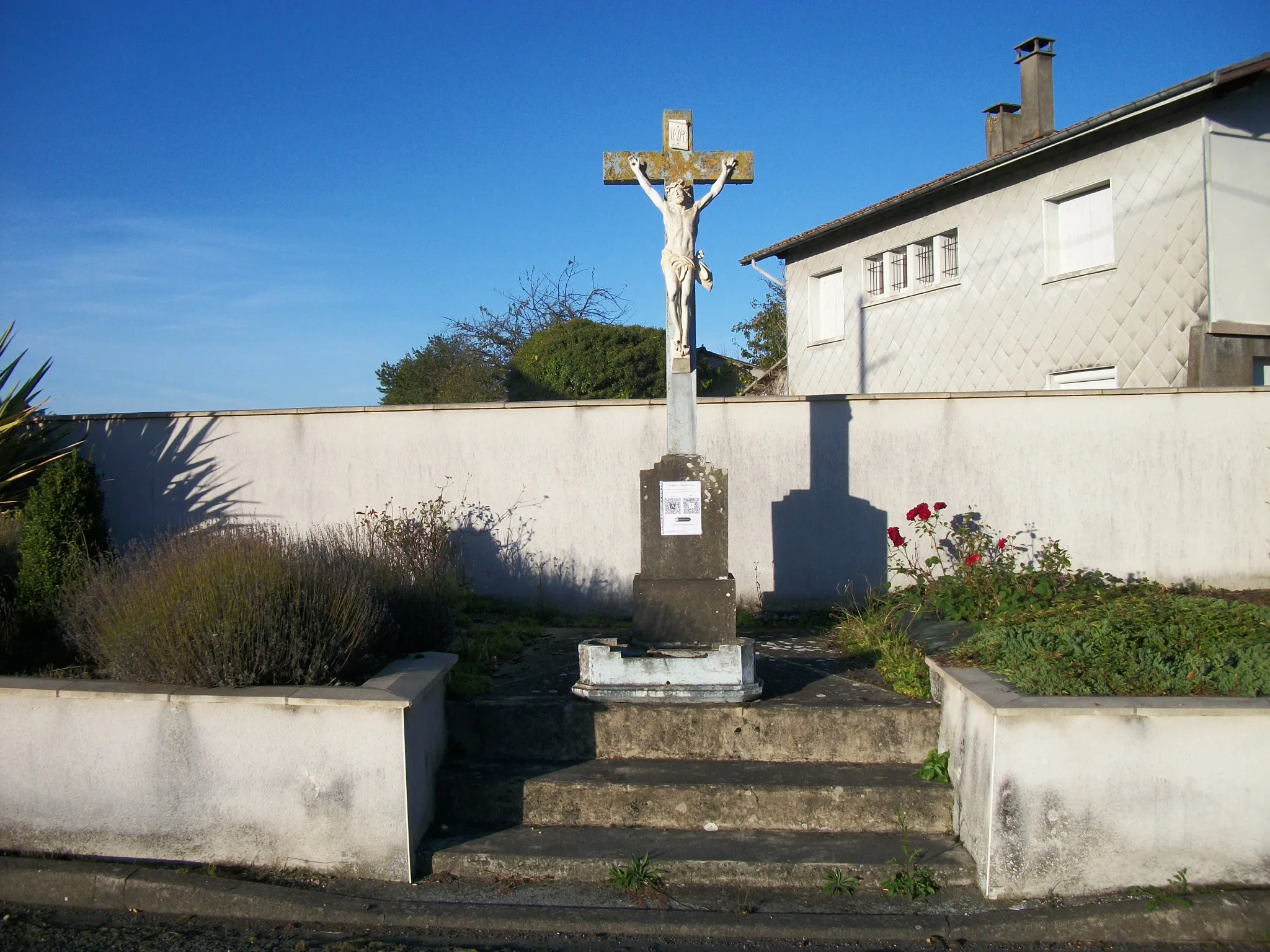 Photo showing: Croix monumentale de la crucifixion de Jésus. Sur le socle une description de la crucifixion avec un QR code