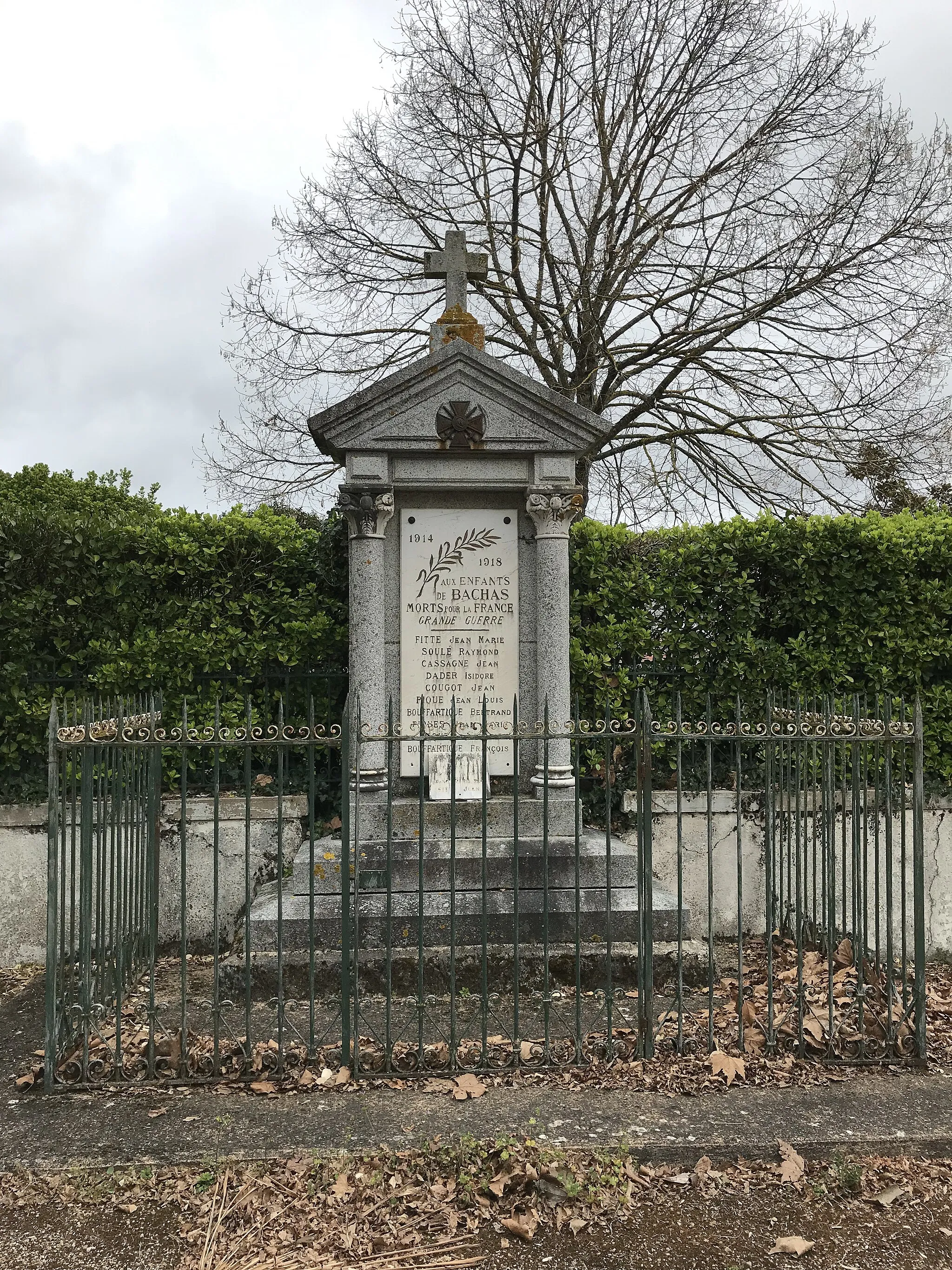 Photo showing: Monuments aux morts de Bachas 31420