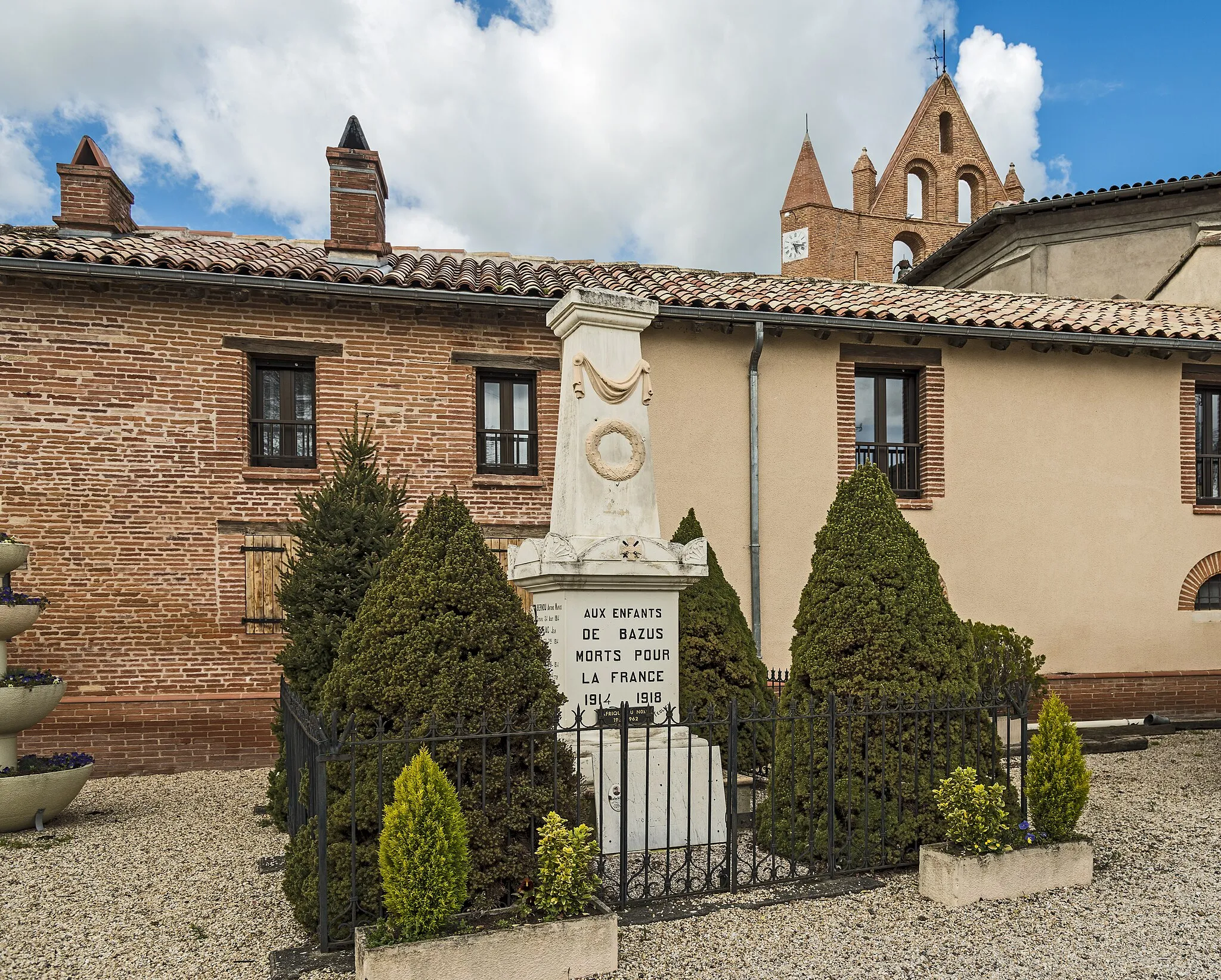 Photo showing: Bazus,  Haute-Garonne, France - War memorial.