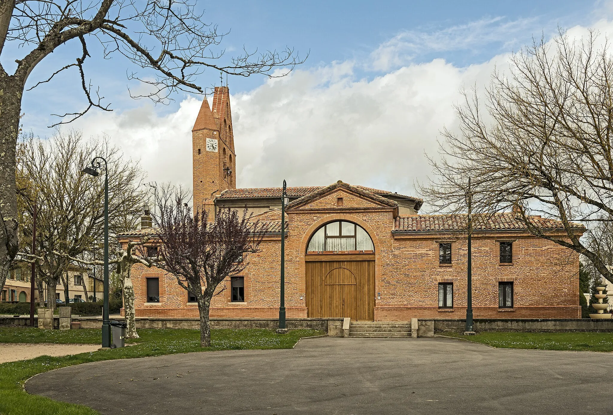 Photo showing: The village center of Bazus,  Haute-Garonne, France - The St. Peter's Square and the church.