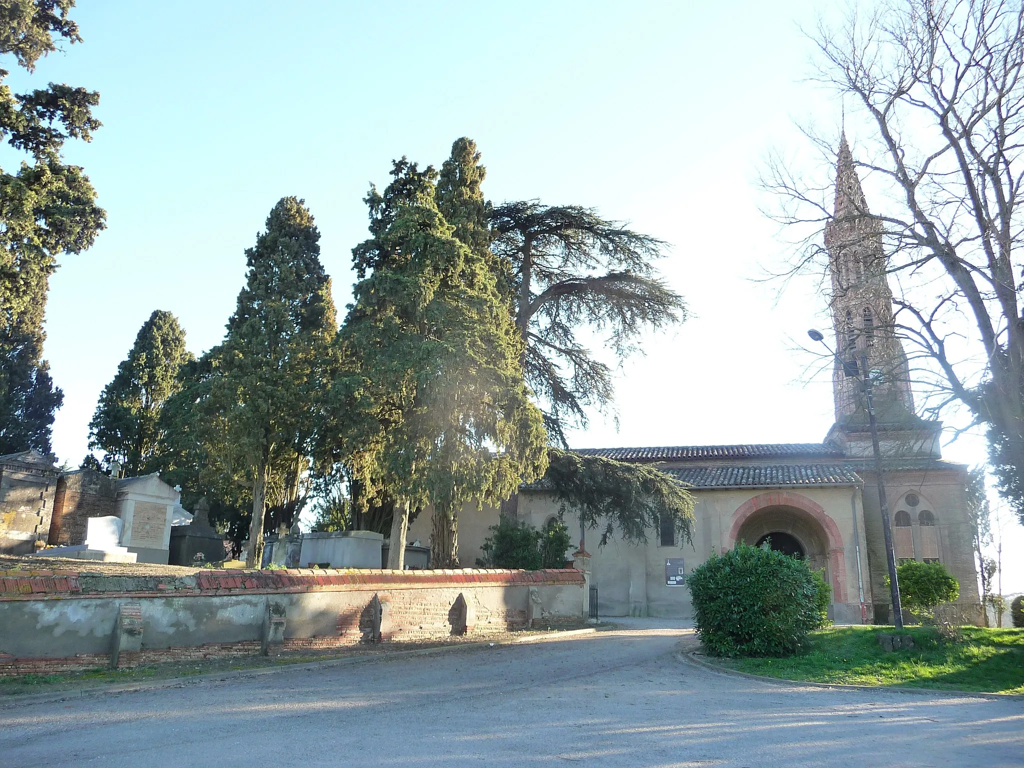 Photo showing: Church and cemetery in Belberaud (France)
