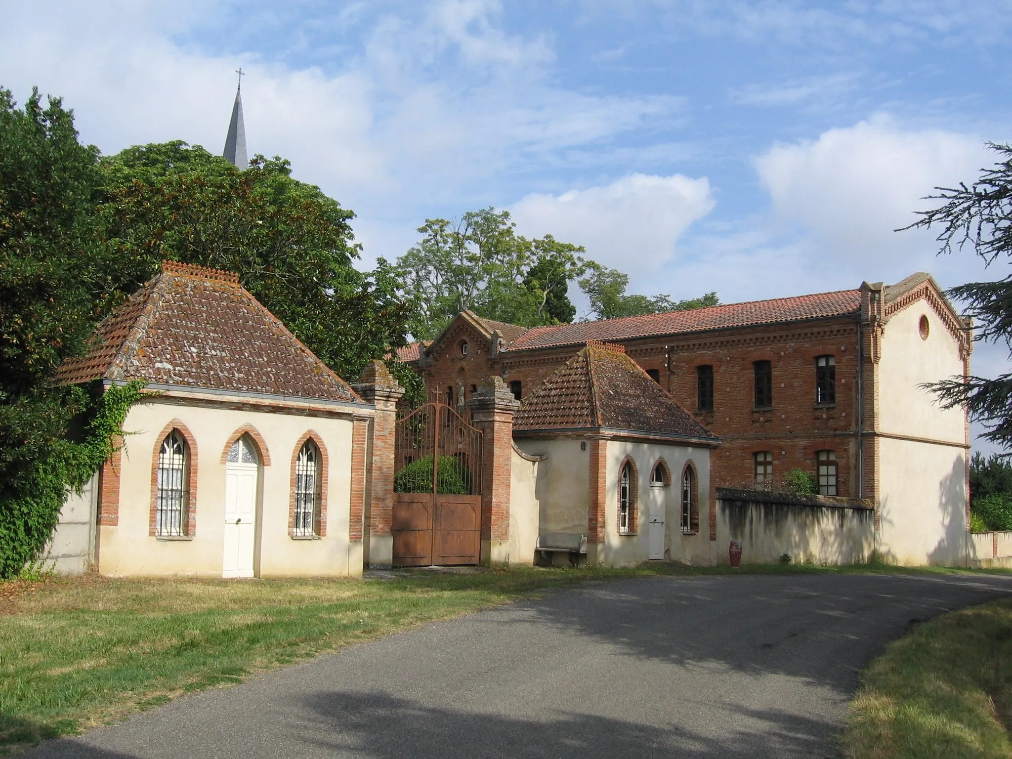 Photo showing: Portail de l'ancienne entrée de l'abbaye cistercienne Sainte-Marie du désert, à Bellegarde-sainte-Marie en Haute-Garonne (France)