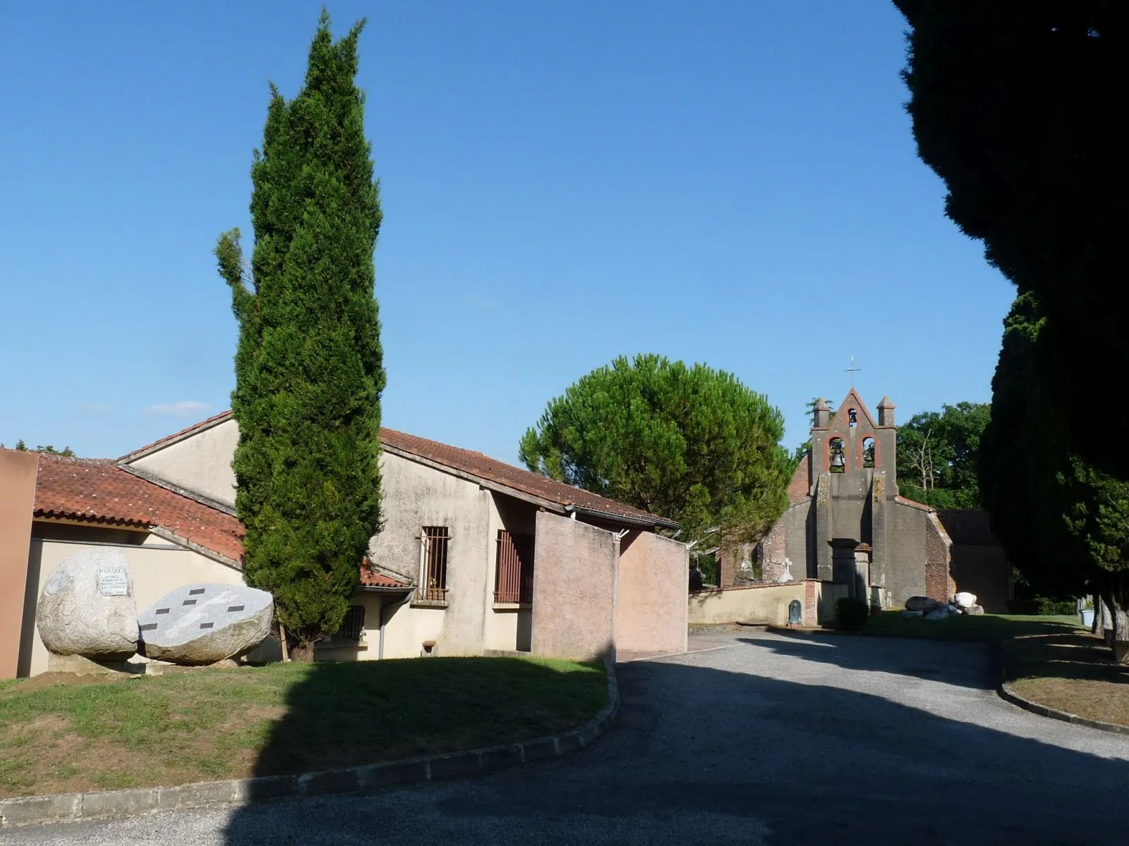 Photo showing: Centre-village, Pouze, Haute-Garonne, France