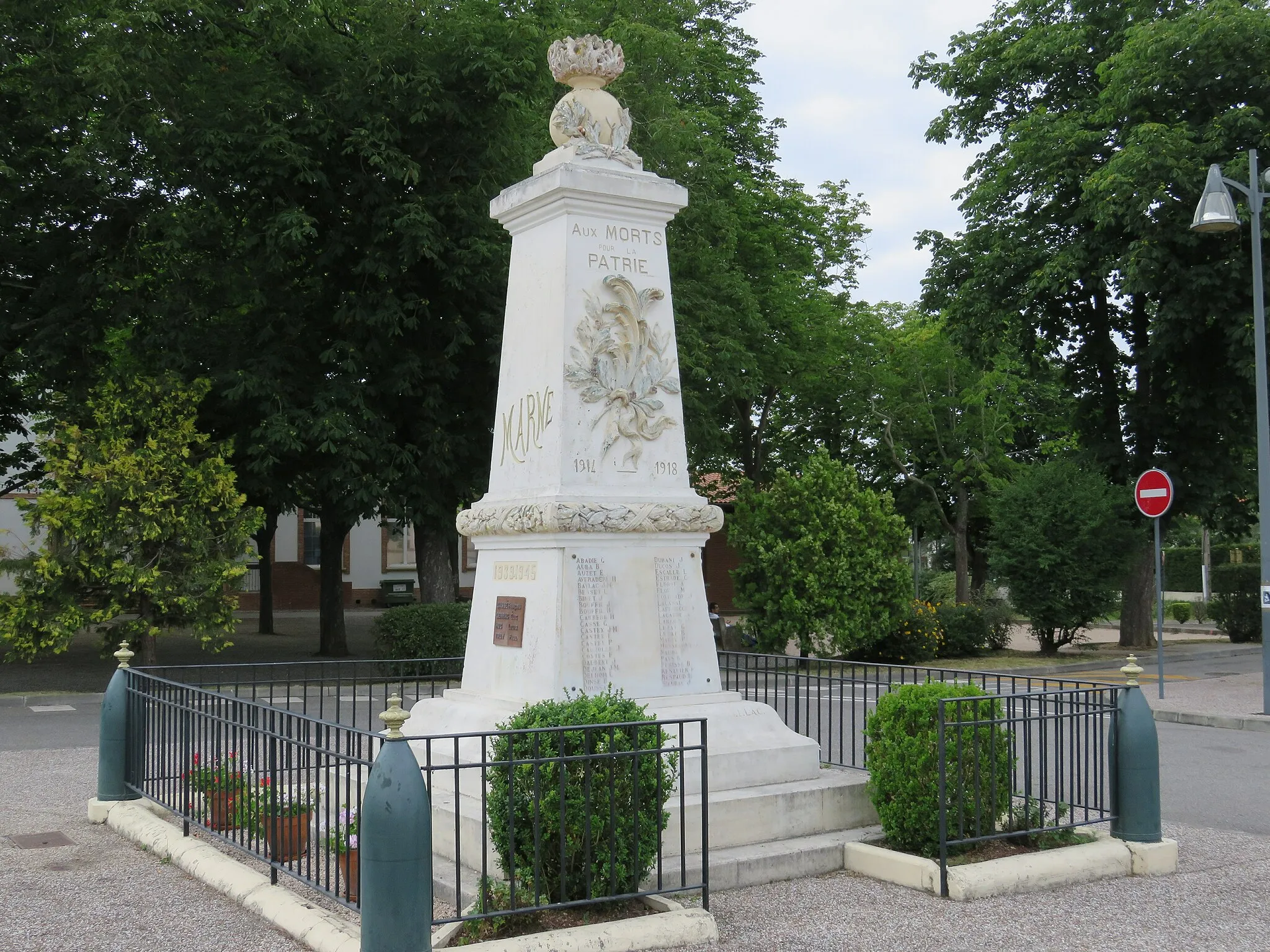 Photo showing: Monument aux morts, Bérat, Haute-Garonne