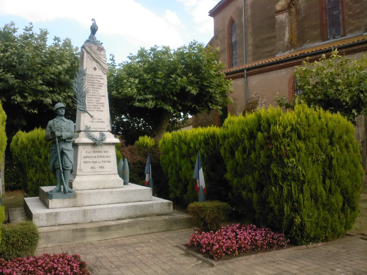 Photo showing: Le Monument aux Morts de Bondigoux jouxtant l'Eglise du Village.