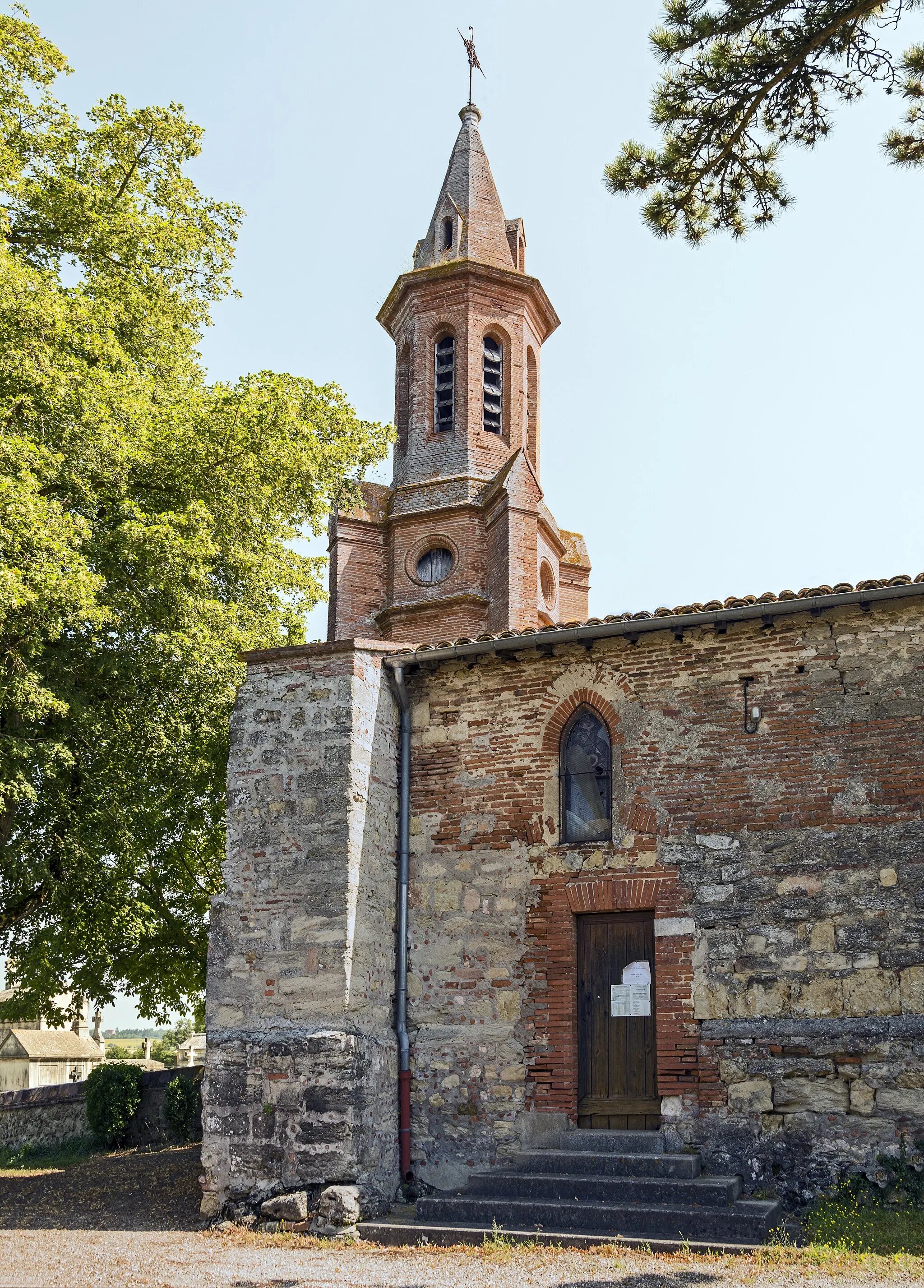 Photo showing: Bourg-Saint-Bernard, Haute-Garonne, France. The church of St. Peter in Roques.