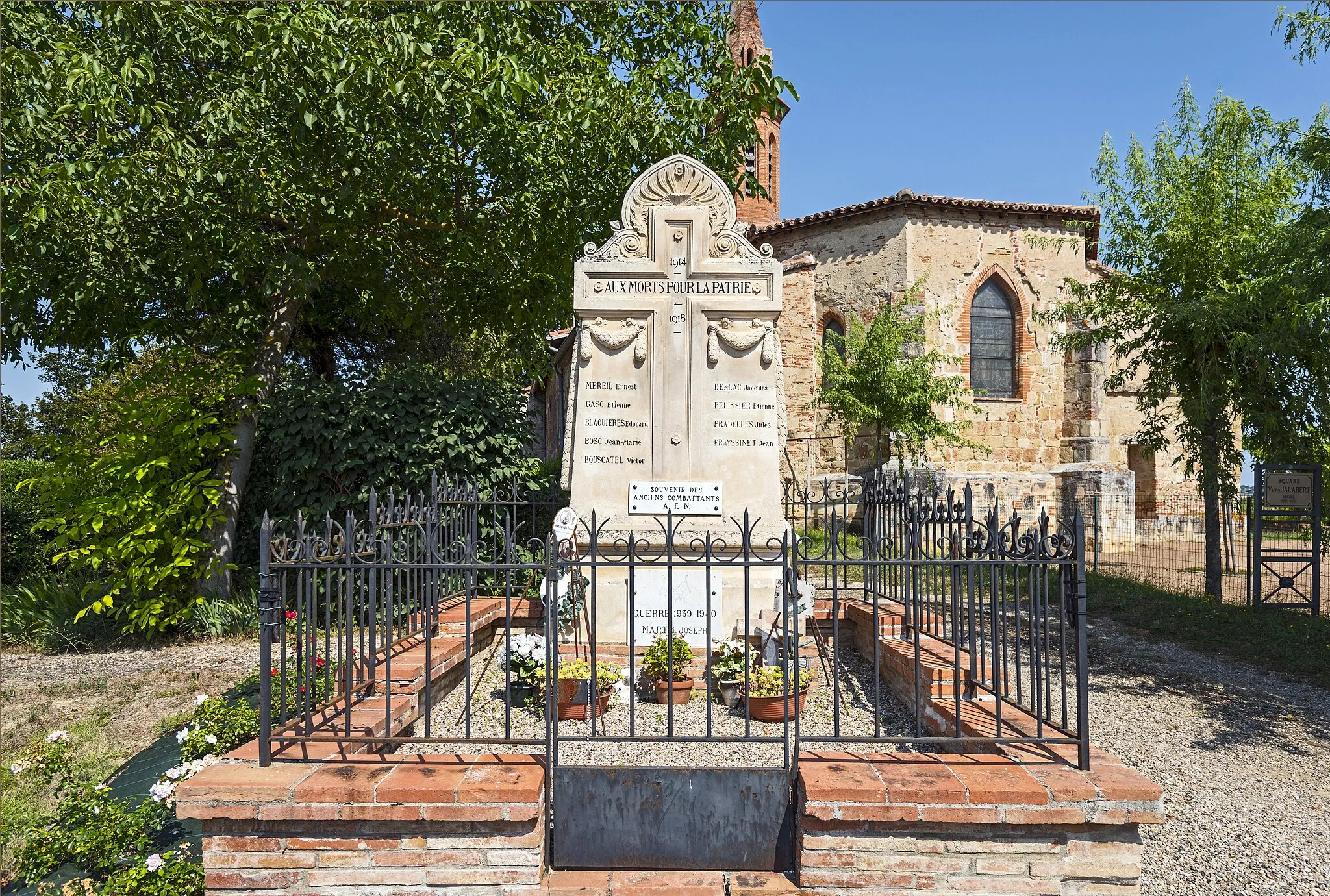 Photo showing: Roques commune of Bourg-Saint-Bernard, Haute-Garonne, France. War memorial.