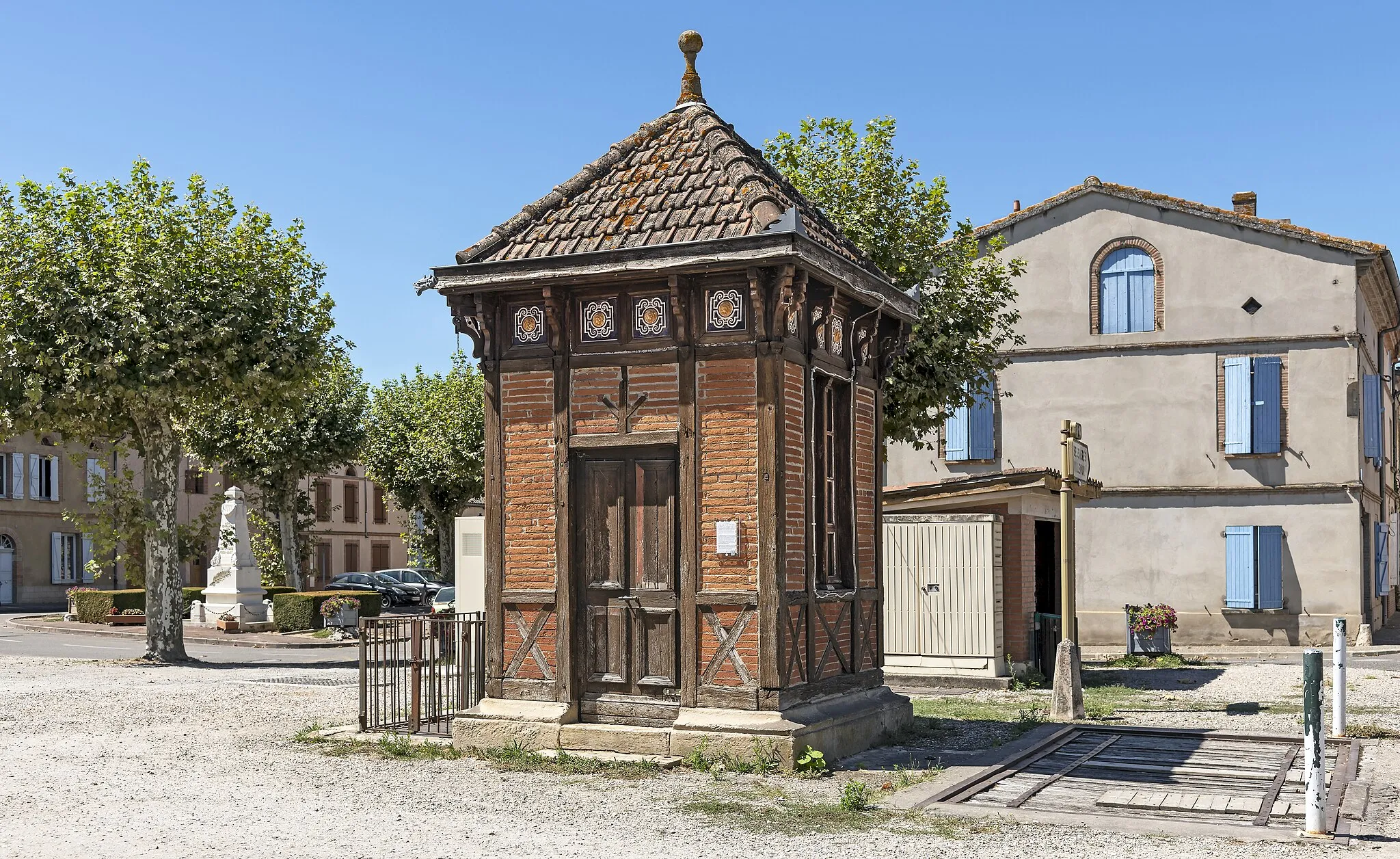 Photo showing: Weigh house - Buzet-sur-Tarn, France. 19th century half-timbered building with ceramic frieze.