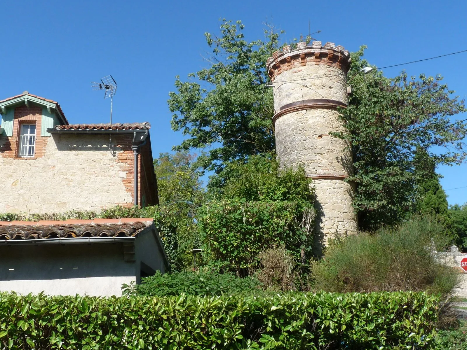 Photo showing: Tourelle, centre-village de Cambiac, Haute-Garonne, France