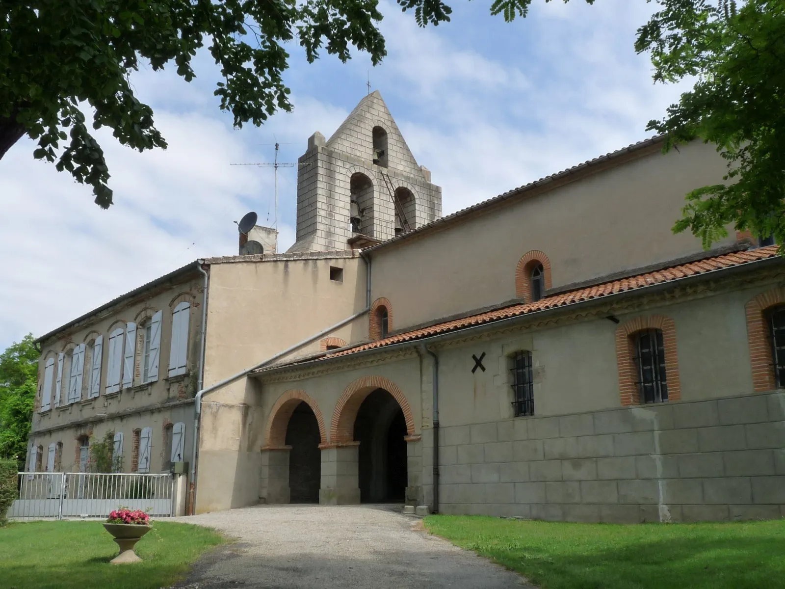 Photo showing: Eglise et presbytère de Caragoudes, Haute-Garonne, France