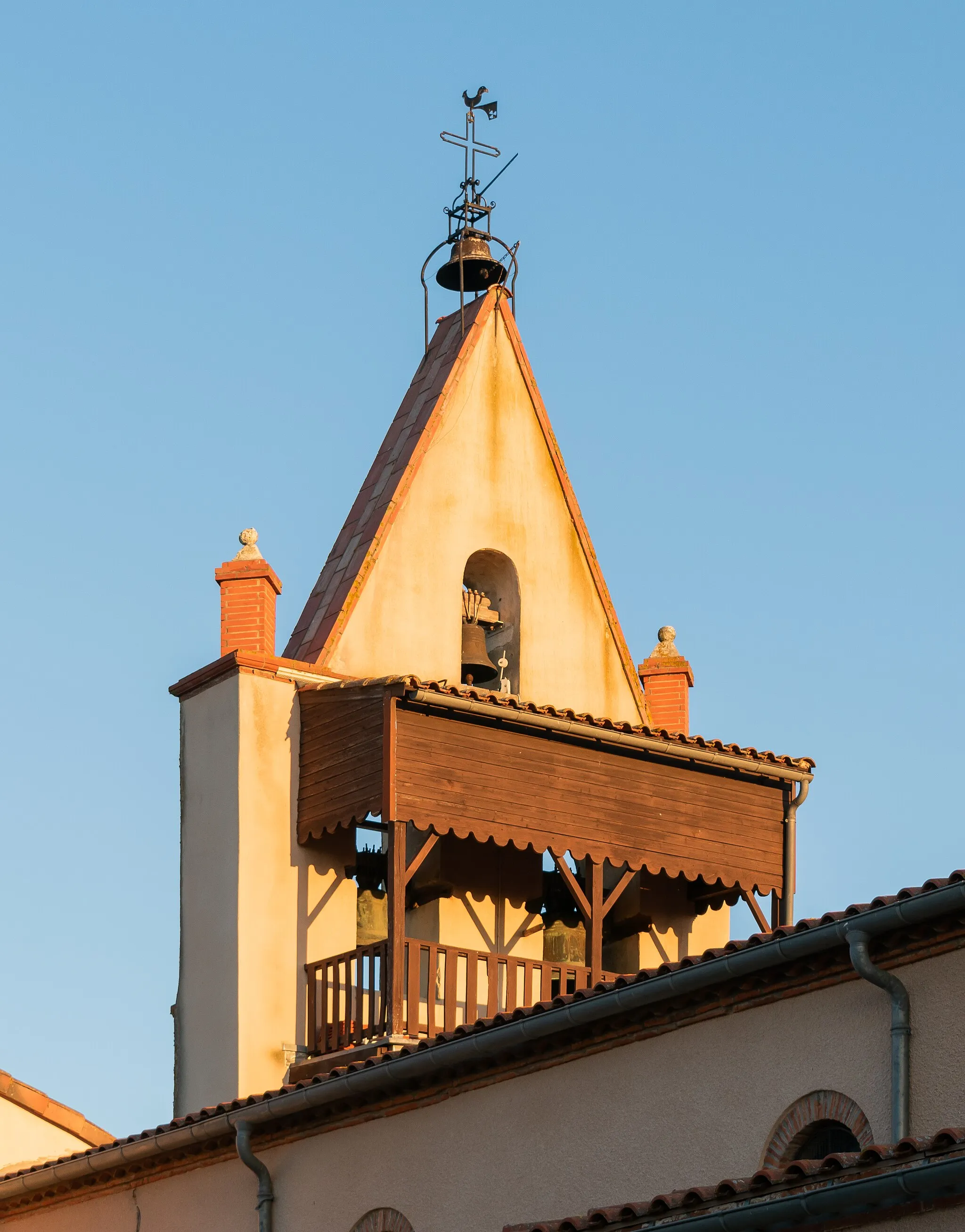 Photo showing: Bell tower of the Assumption church in Cambernard, Haute-Garonne, France