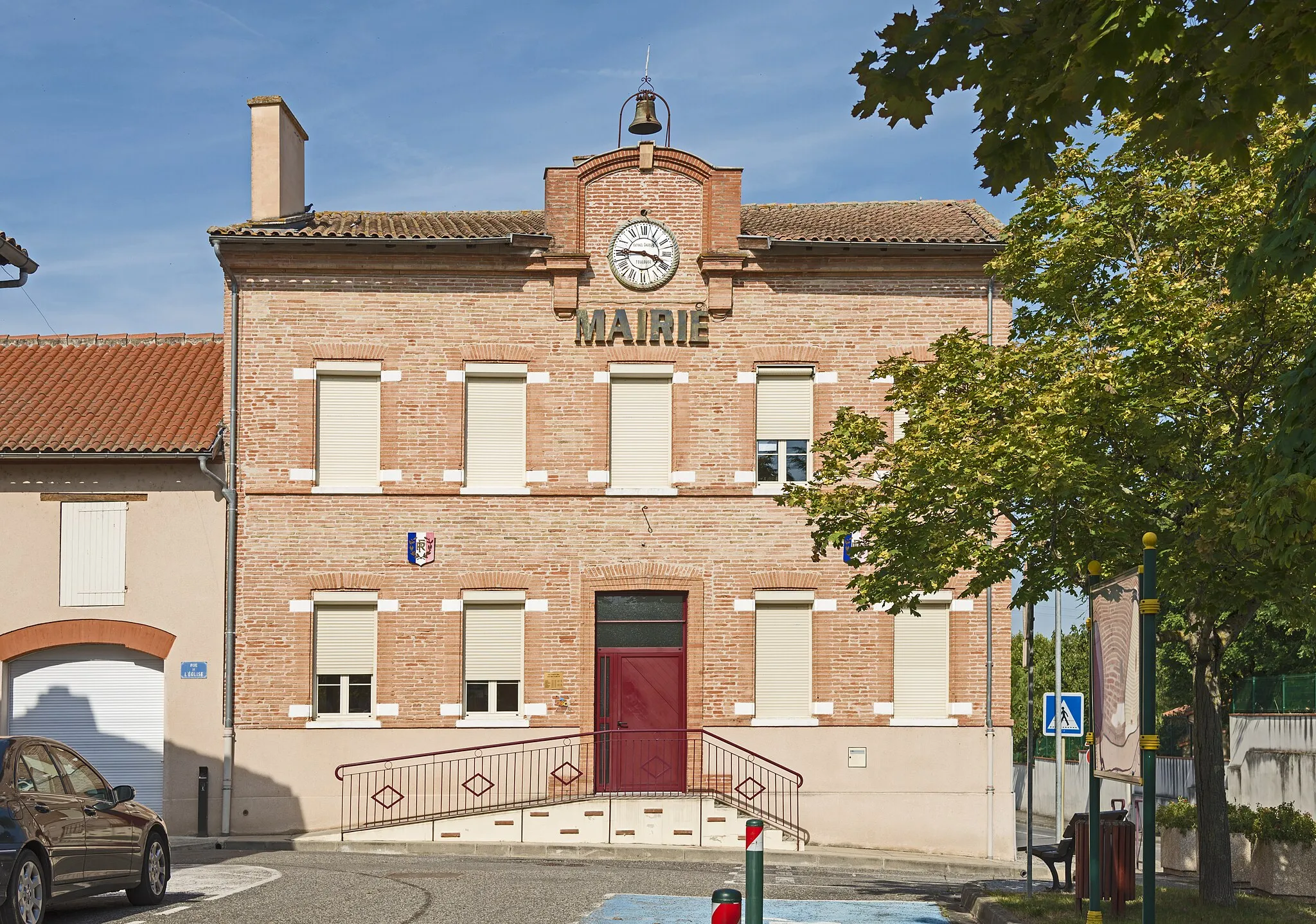 Photo showing: Cépet (Haute-Garonne). Facade of the Town Hall.