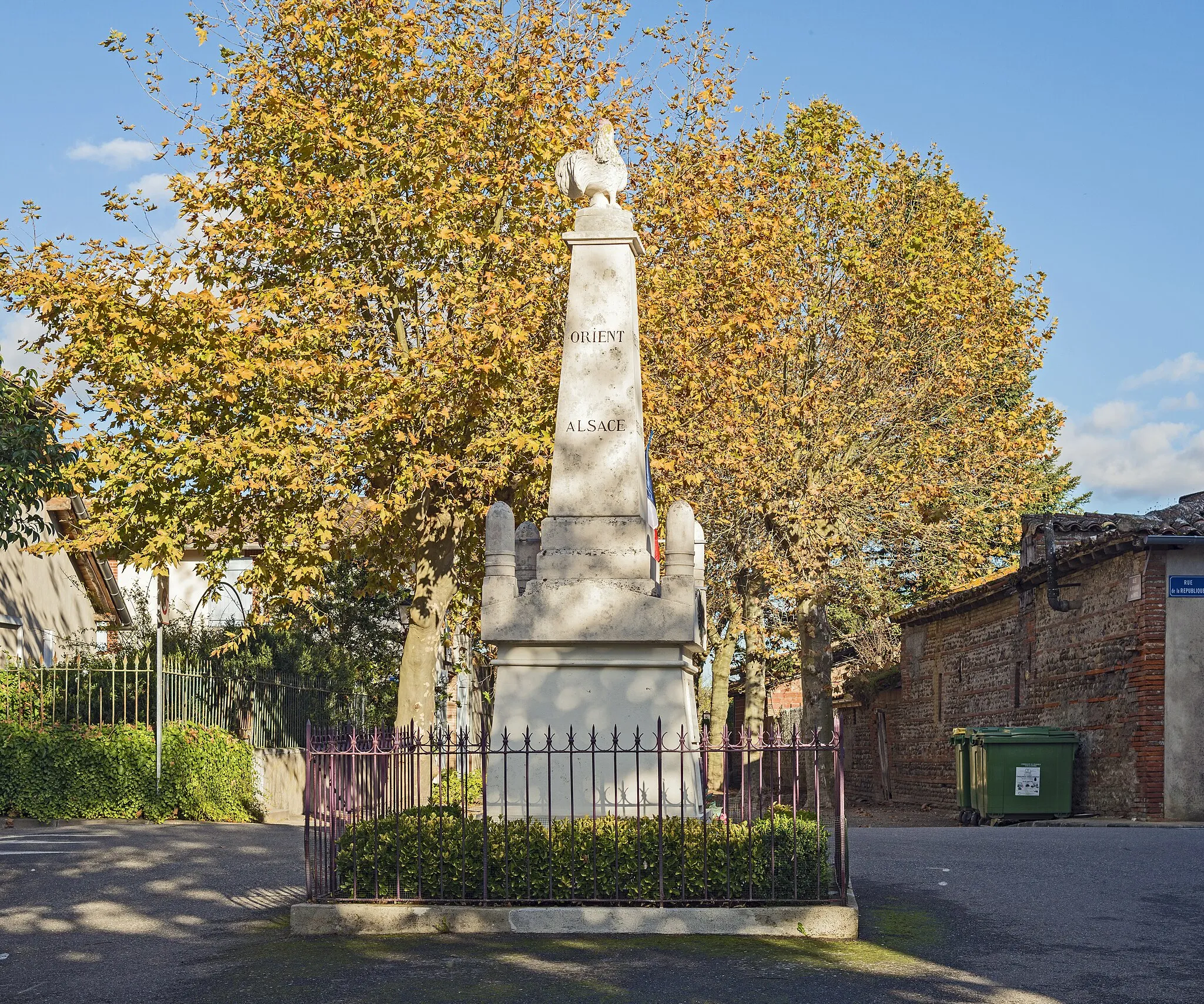 Photo showing: War memorial Daux, Haute-Garonne France