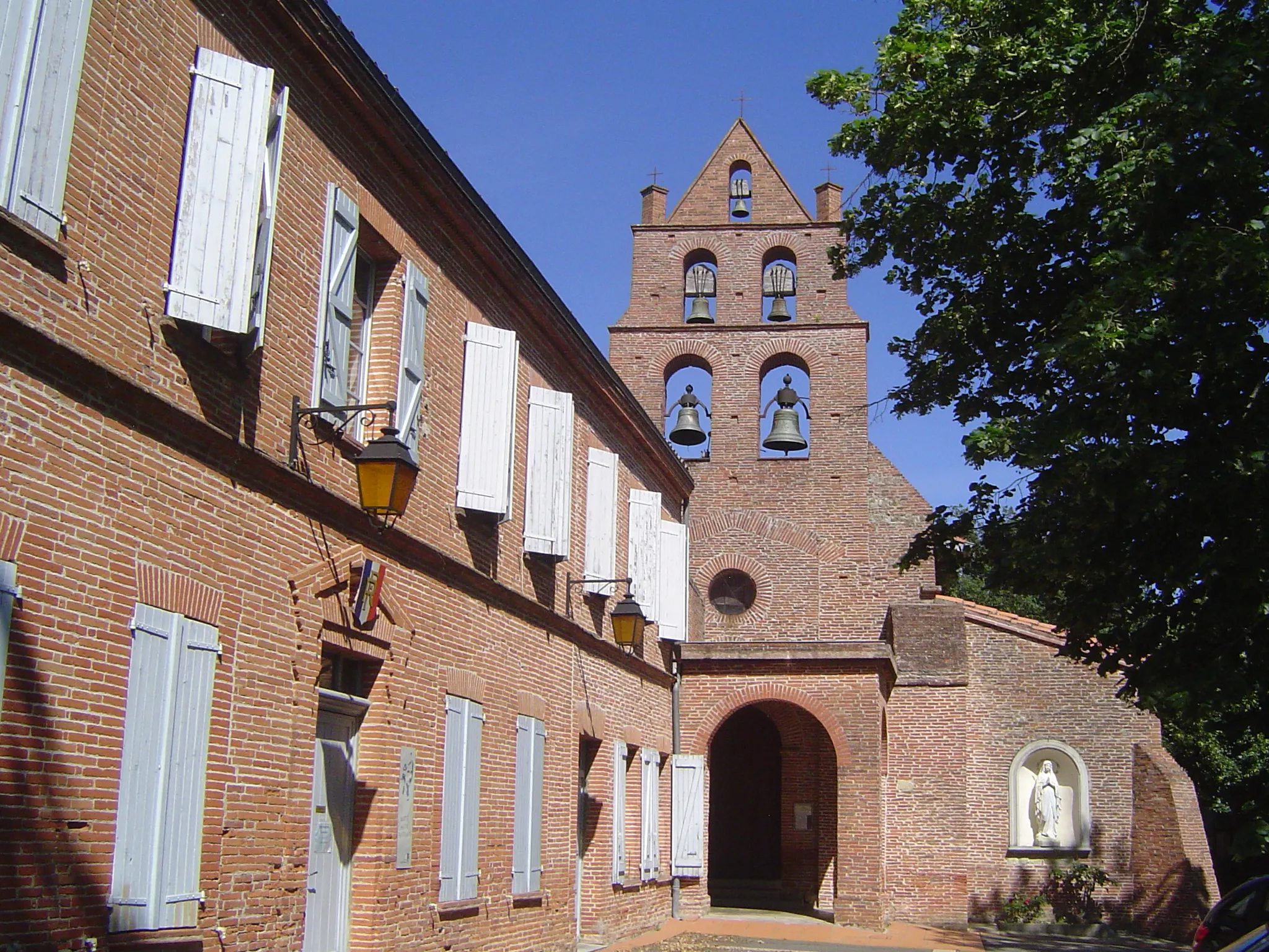 Photo showing: Vue de la mairie et de l'église d'Espanès.