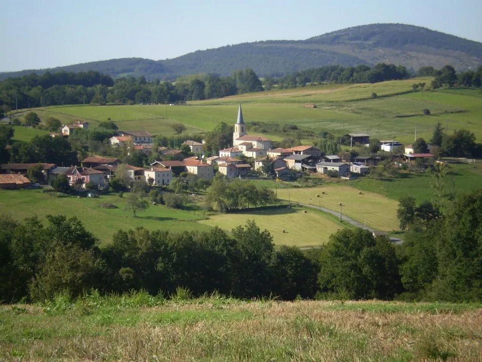 Photo showing: Escoulis (Haute-Garonne), village en Comminges dans les Petites Pyrénées. Vue vers le nord-ouest, avec à droite au fond le sommet de la Roque (alt. 599 m, sur Ausseing).