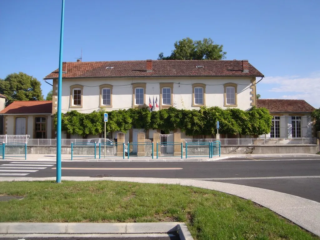 Photo showing: Bâtiment de la mairie et de l'école de Figarol.
