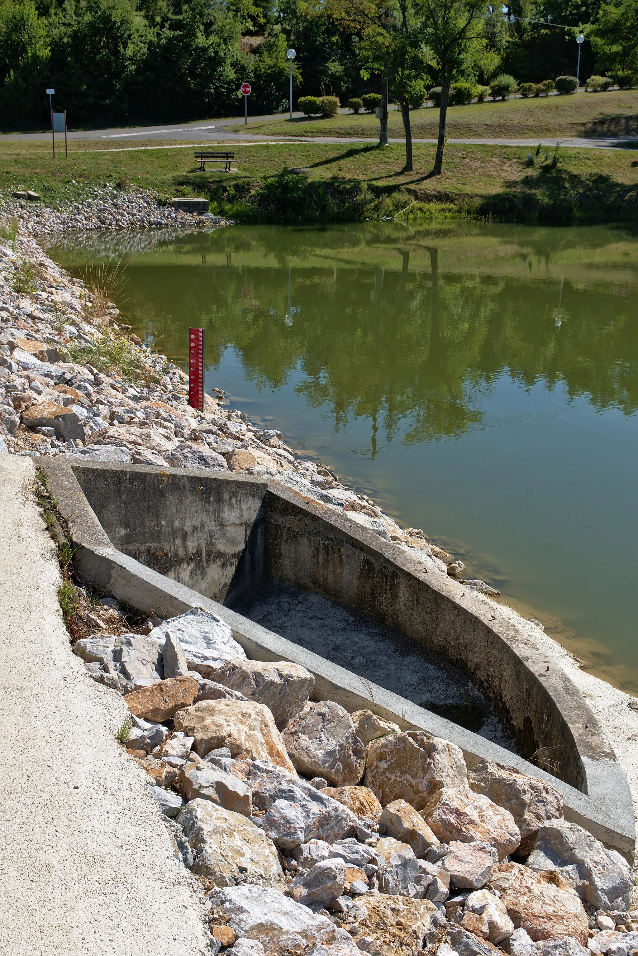 Photo showing: Barrage du lac de Flourens.