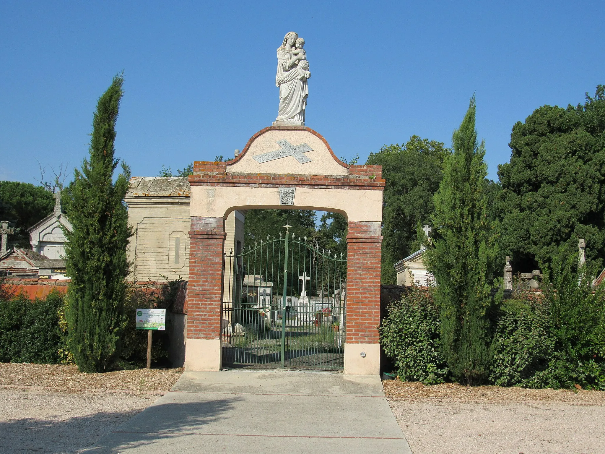 Photo showing: Portail du cimetière et statue de la Vierge à l'enfant