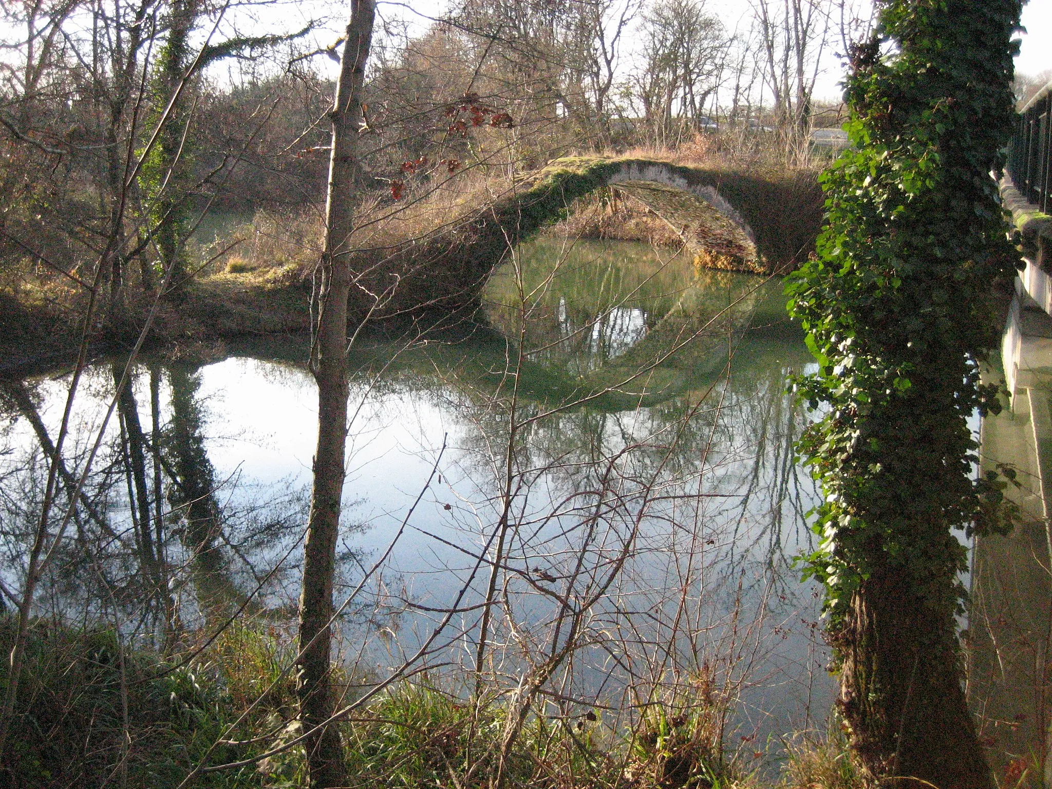 Photo showing: Le Volp au pont du Diable à Saint-Christaud (Haute-Garonne). Vue vers l'amont.