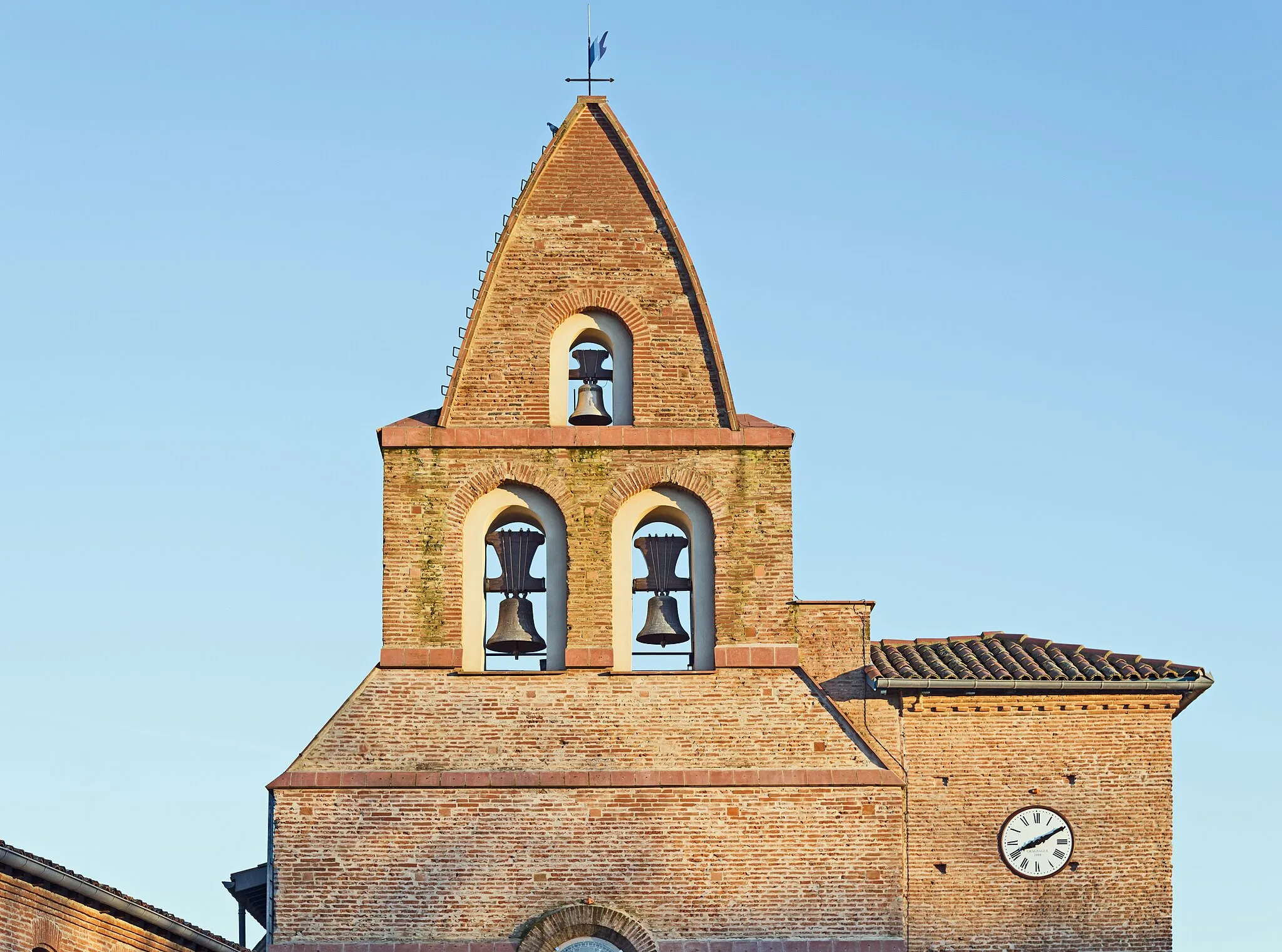 Photo showing: Gragnague Haute-Garonne. Church Saint-Vincent : Bell gable.