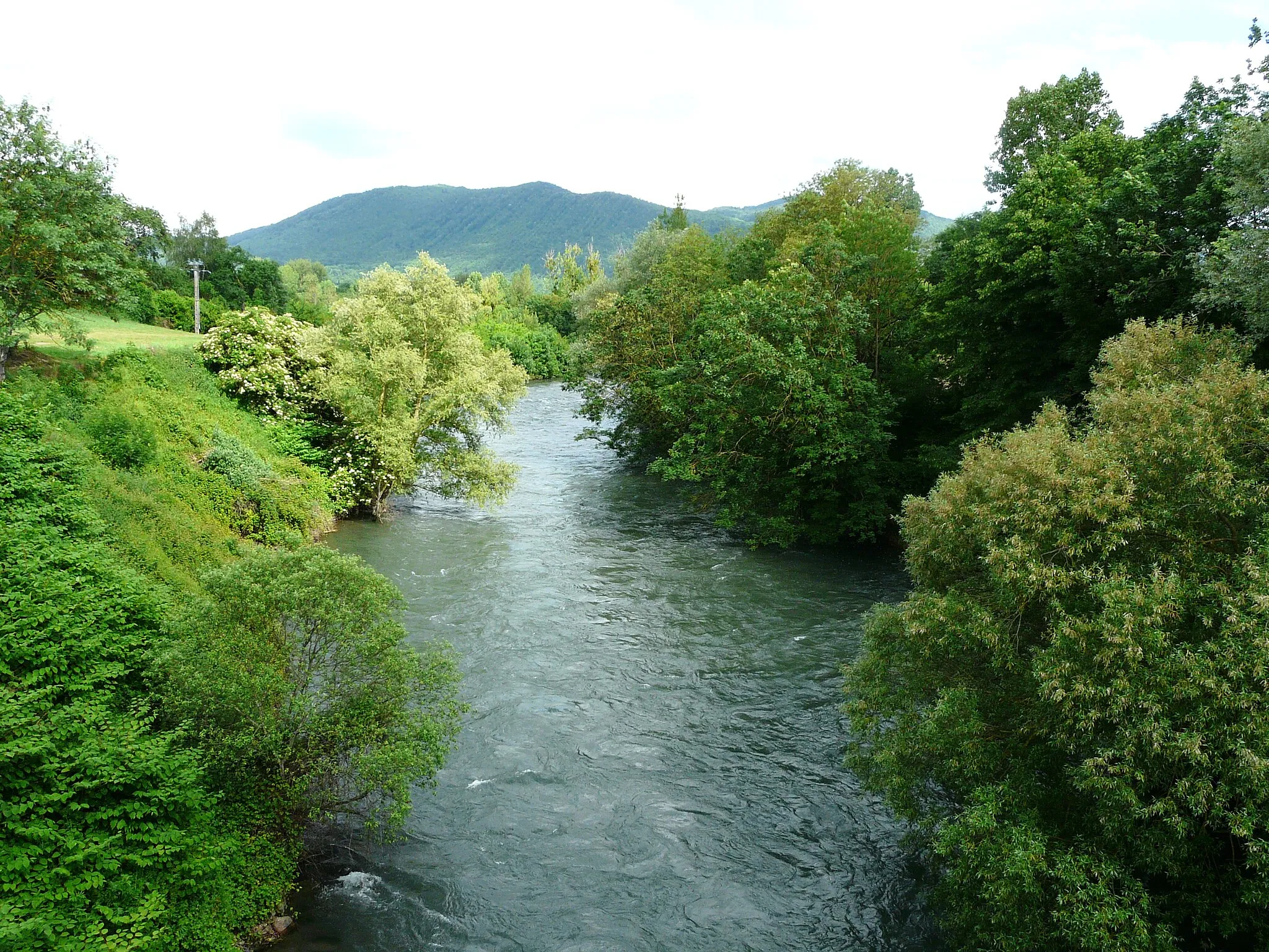 Photo showing: La Garonne en amont du pont de la route nationale 125, en limites de Labroquère (à gauche) et Valcabrère (à droite), Haute-Garonne, France.