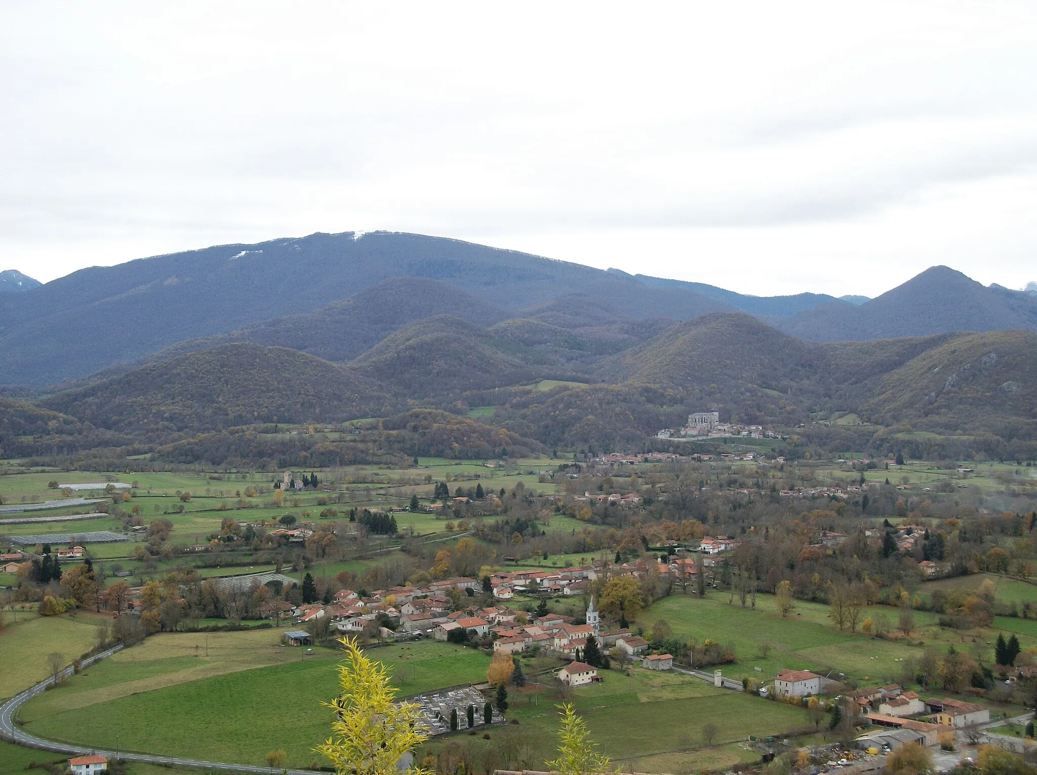 Photo showing: Village de Labroquère depuis la table d'orientation du Cap de la Coste au lotissement du Castillon1