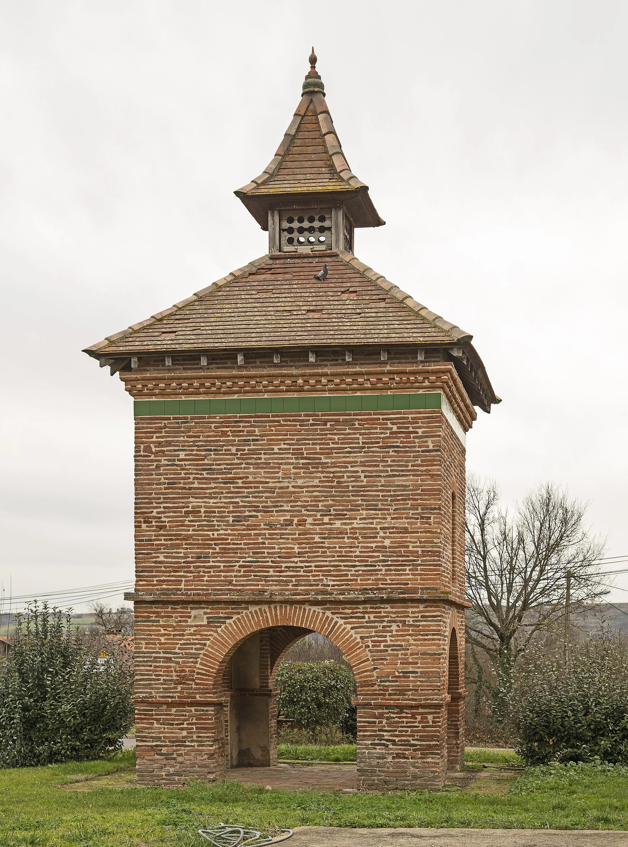 Photo showing: La Magdelaine-sur-Tarn, dovecote tower, eighteenth century.