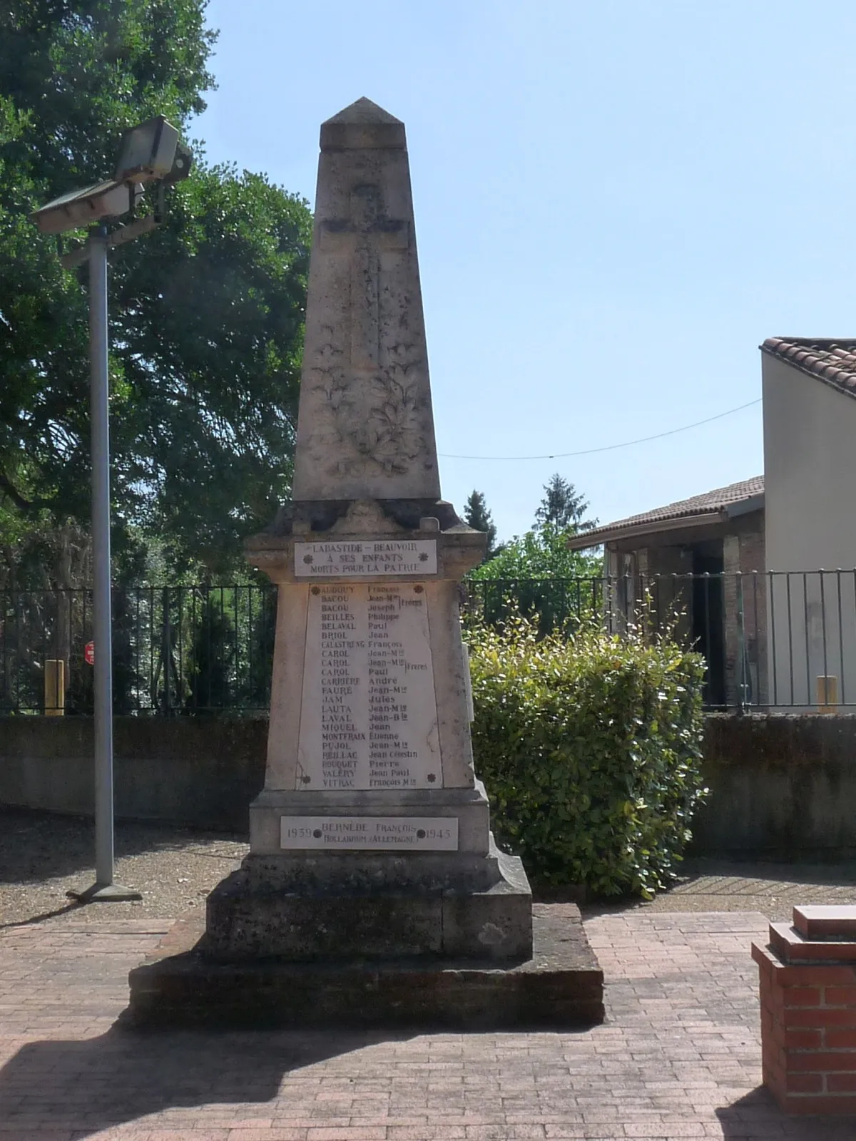 Photo showing: Monument aux morts, Labastide-Beauvoir, Haute-Garonne, France